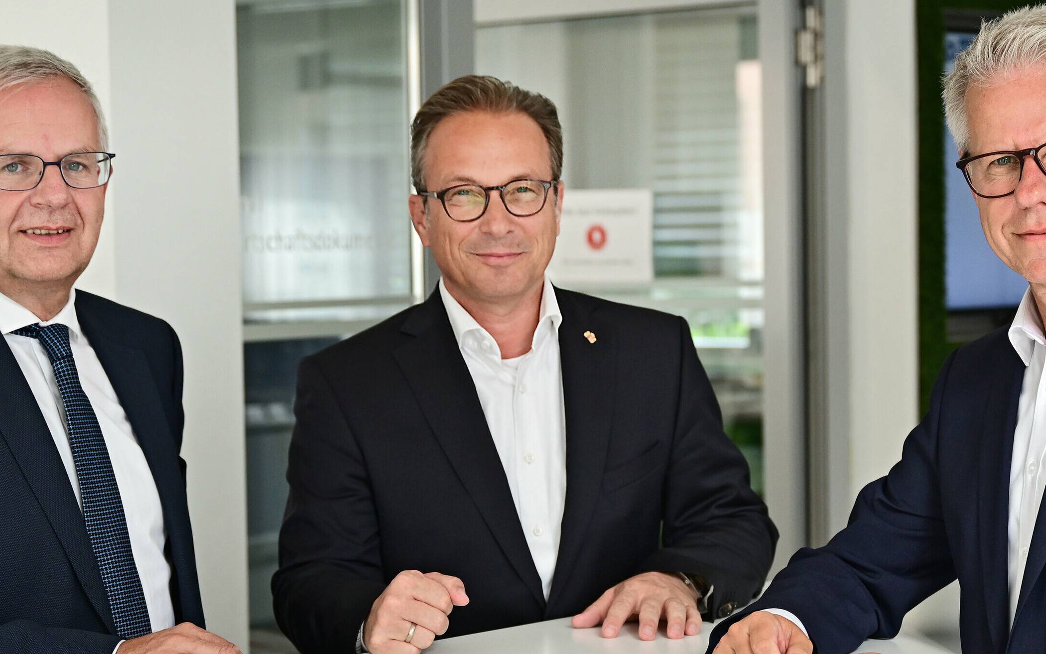  Stephan Lommetz (Stadtwerke), Bürgermeister Reiner Breuer und Jürgen Steinmetz (IHK) haben gemeinsam die Gasmangellage im Blick. 