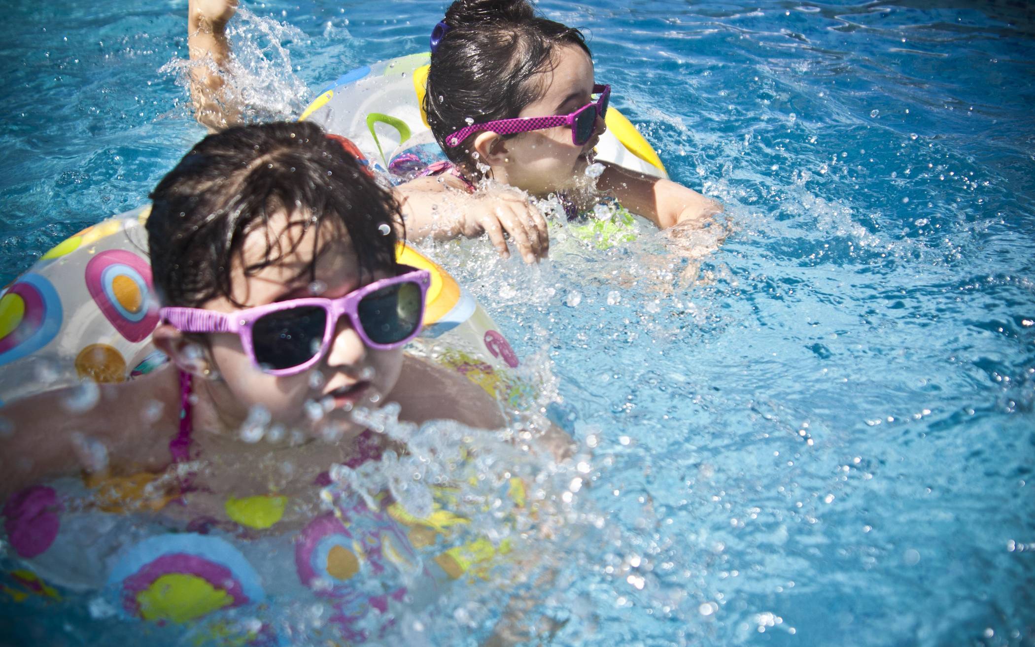  Spaß im Wasser - eine der schönsten Methoden, für Abkühlung zu sorgen. Wer keine Zeit hat, eins der Schwimmbäder aufzusuchen, kann mit ein paar kleineren Maßnahmen die Hitze erträglicher machen. 