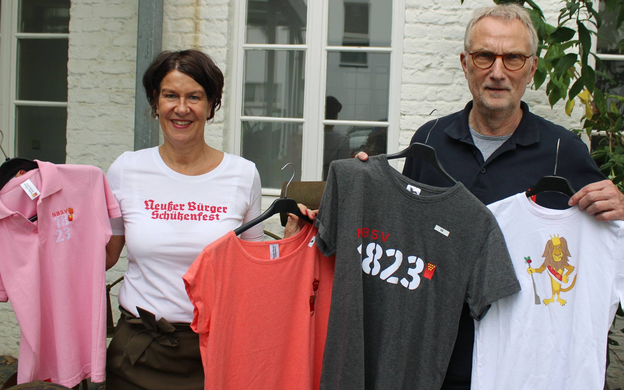  Schützenbüro-Mitarbeiterin Nicola Giesen und NBSV-Geschäftsleiter Uli Bolz präsentieren eine Auswahl der T-Shirts und Polohemden, die es bei unserer Foto-Aktion unter dem Motto „Endlich wieder!“ zu gewinnen gibt.  