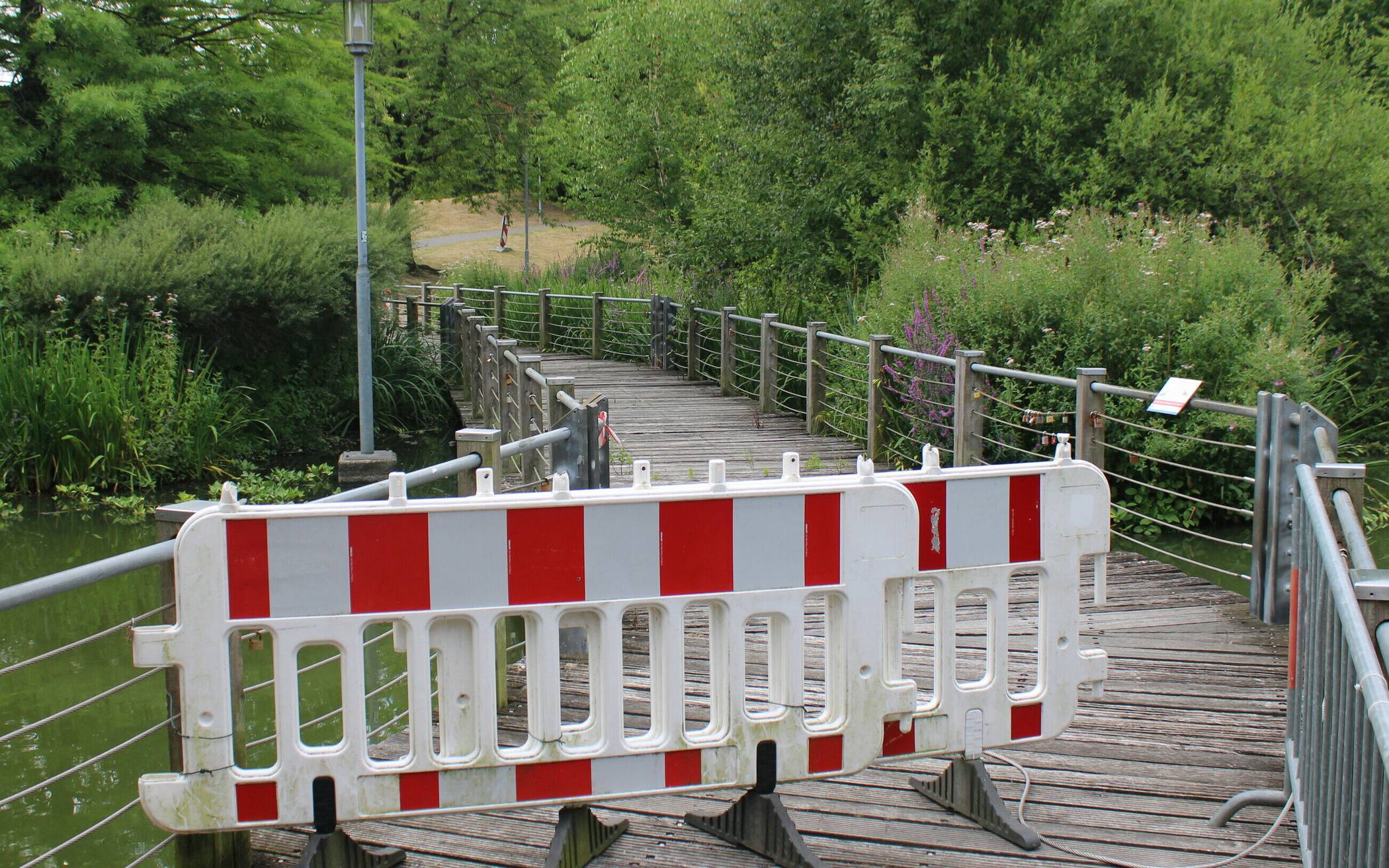  Die Brücke über den Stadtparksee bleibt weiter gesperrt. 