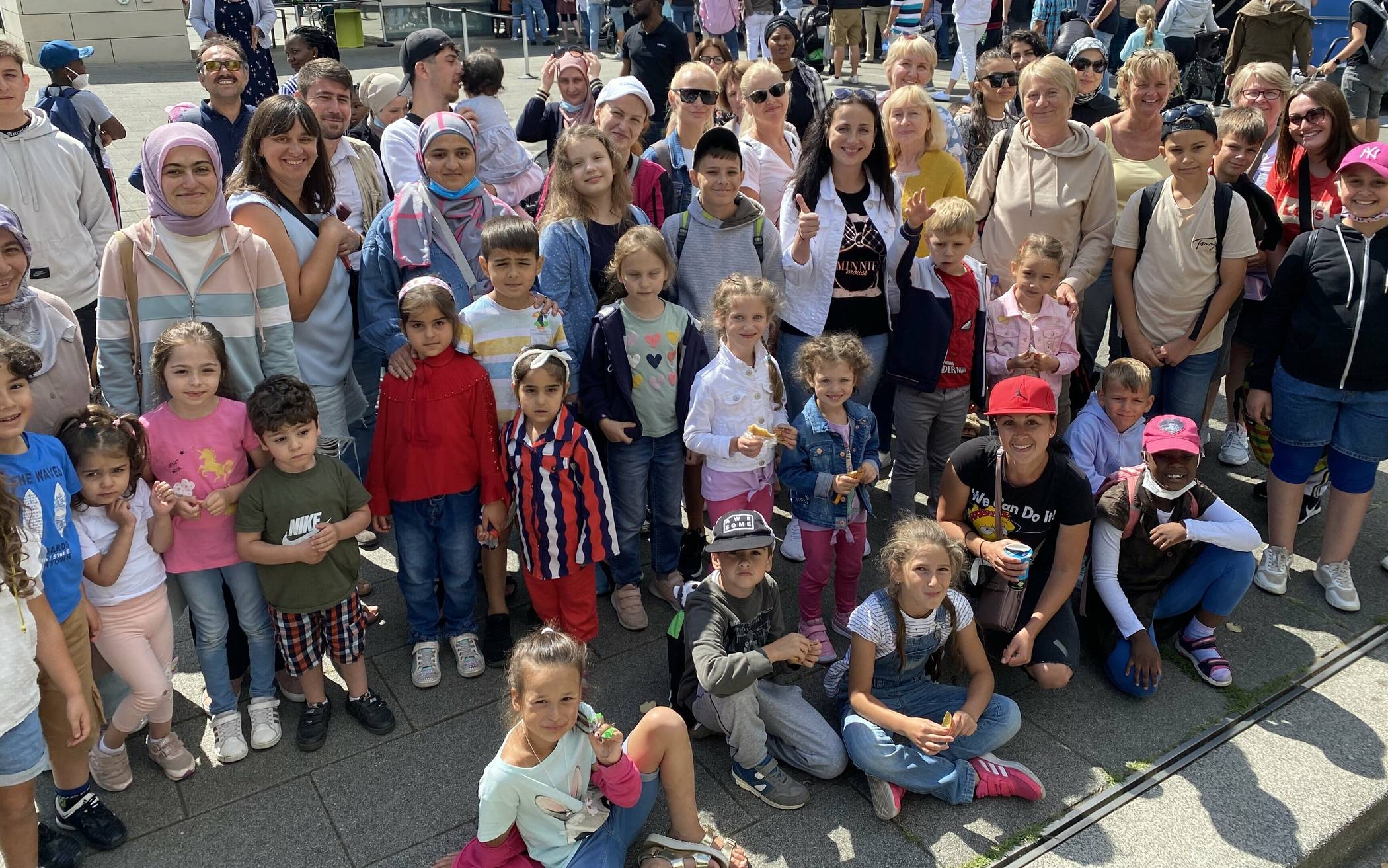  Der Verein „Kaarster helfen“ hatte daheimgebliebenen Kindern in der Ferienzeit zum Ausflug in den Wuppertaler Zoo eingeladen. 