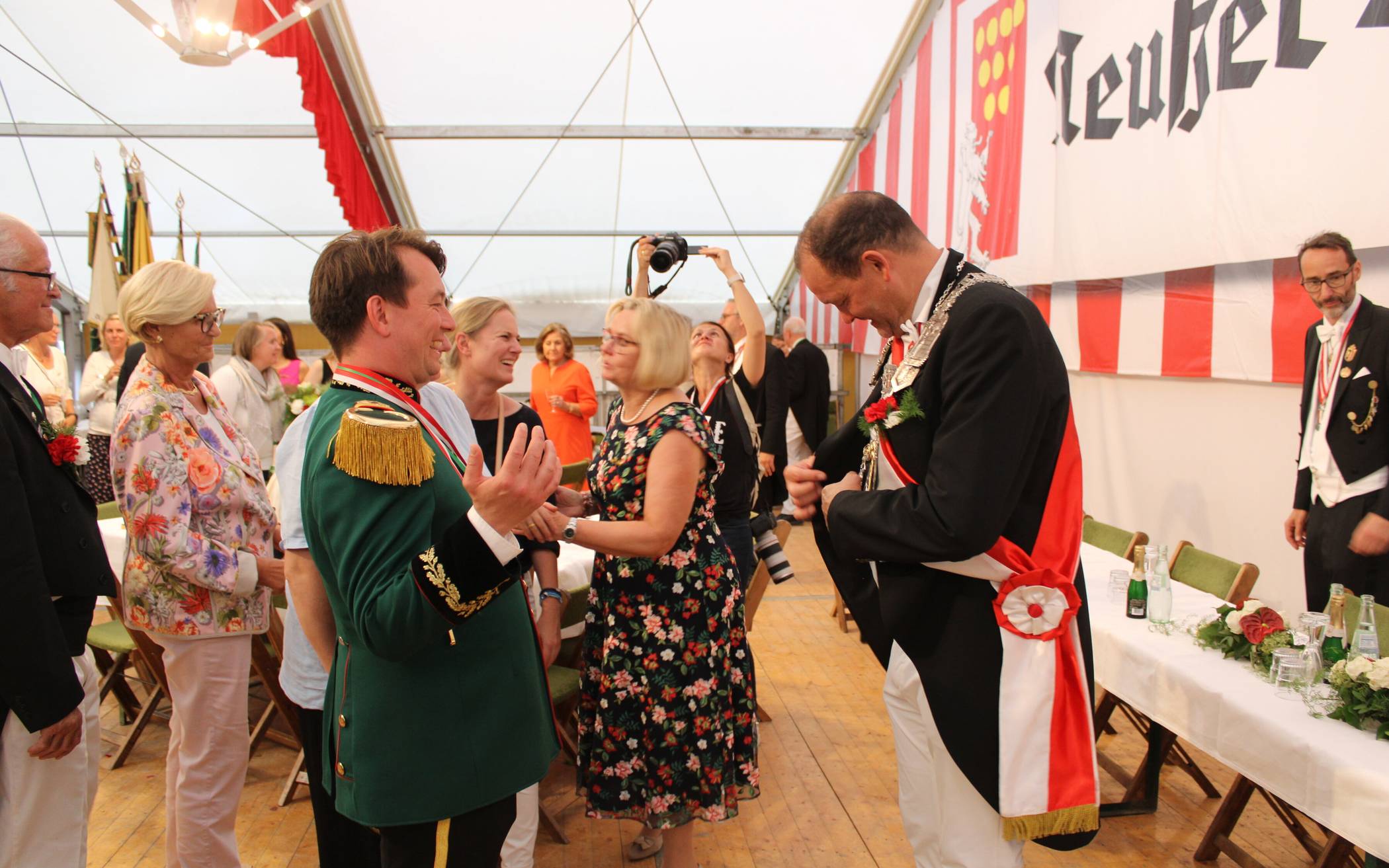 Die ersten Gratulanten für Schützenkönig Marc Hillen auf der Bühne des Festzeltes....