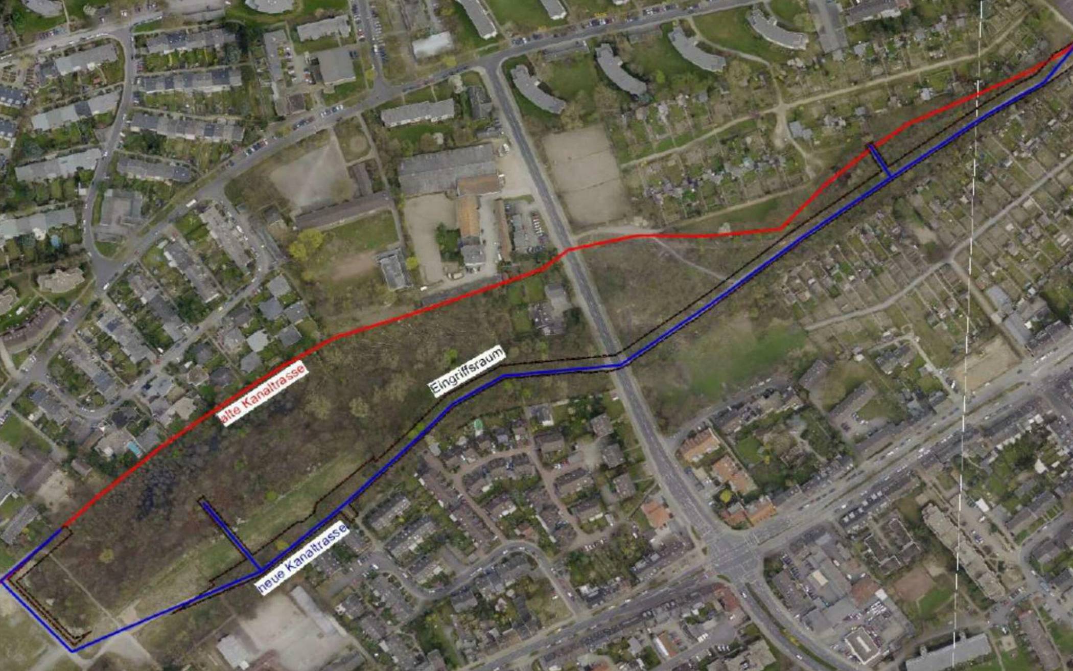 Die rote Linie zeigt den Verlauf der alten Kanaltrasse, die blaue Line den der neuen Kanaltrasse, die künftig unter dem Weg liegen soll.  