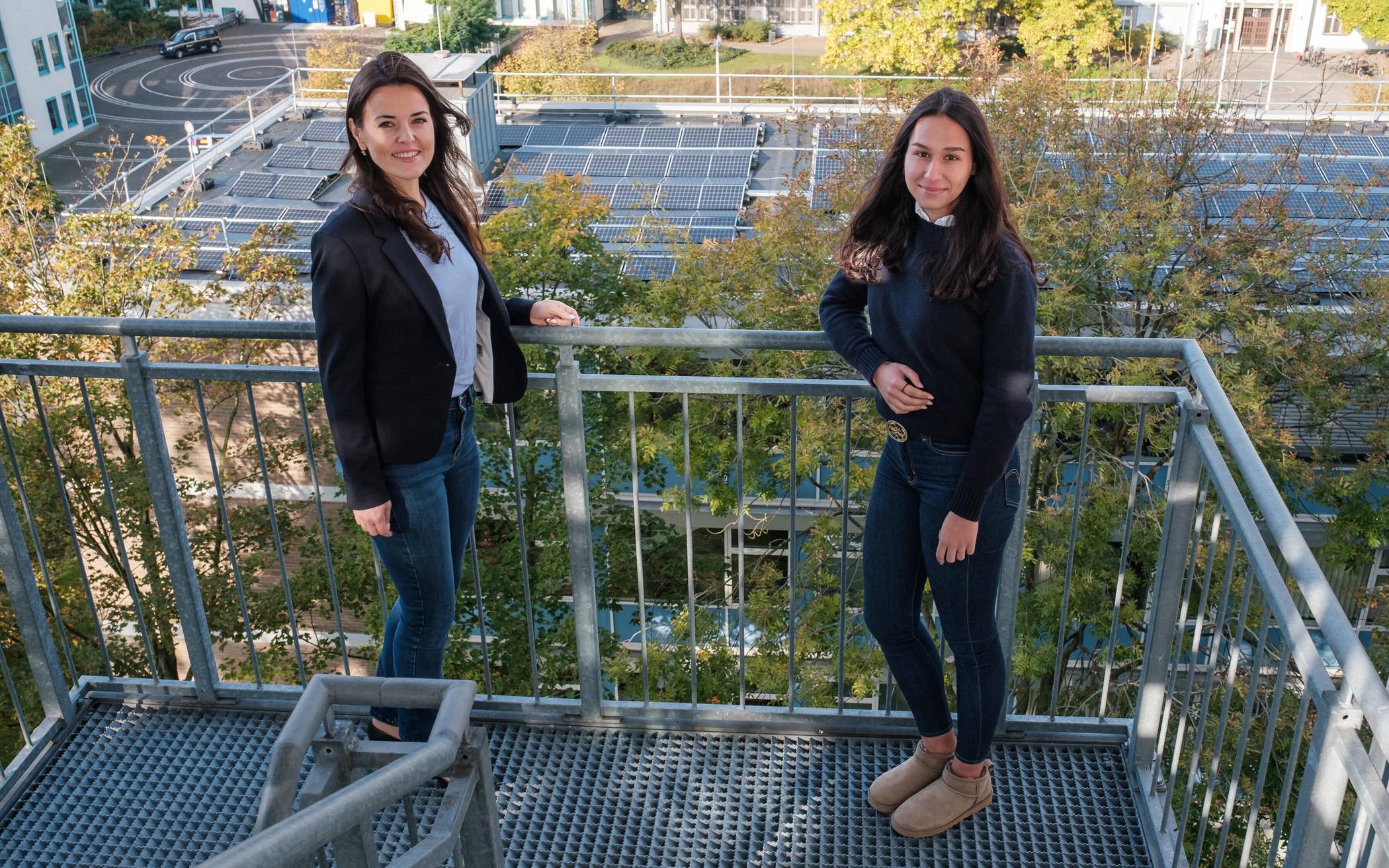 Die Photovoltaik-Anlagen auf dem Kreisgesundheitsamt im Blick haben Klimaschutzmanagerin Ina Grothe (l.) und Praktikantin Franziska Schmitz. 