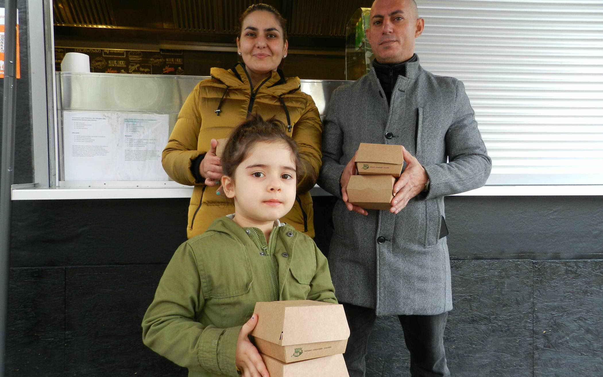  Marianna Yeritsyan mit Tochter Victoria und ihrem Ehemann Vardan Harutyunyan am Burger-Stand im Neusser Barabaraviertel. Dort konnten sie vielen hungrigen Kindern eine Freude machen.  