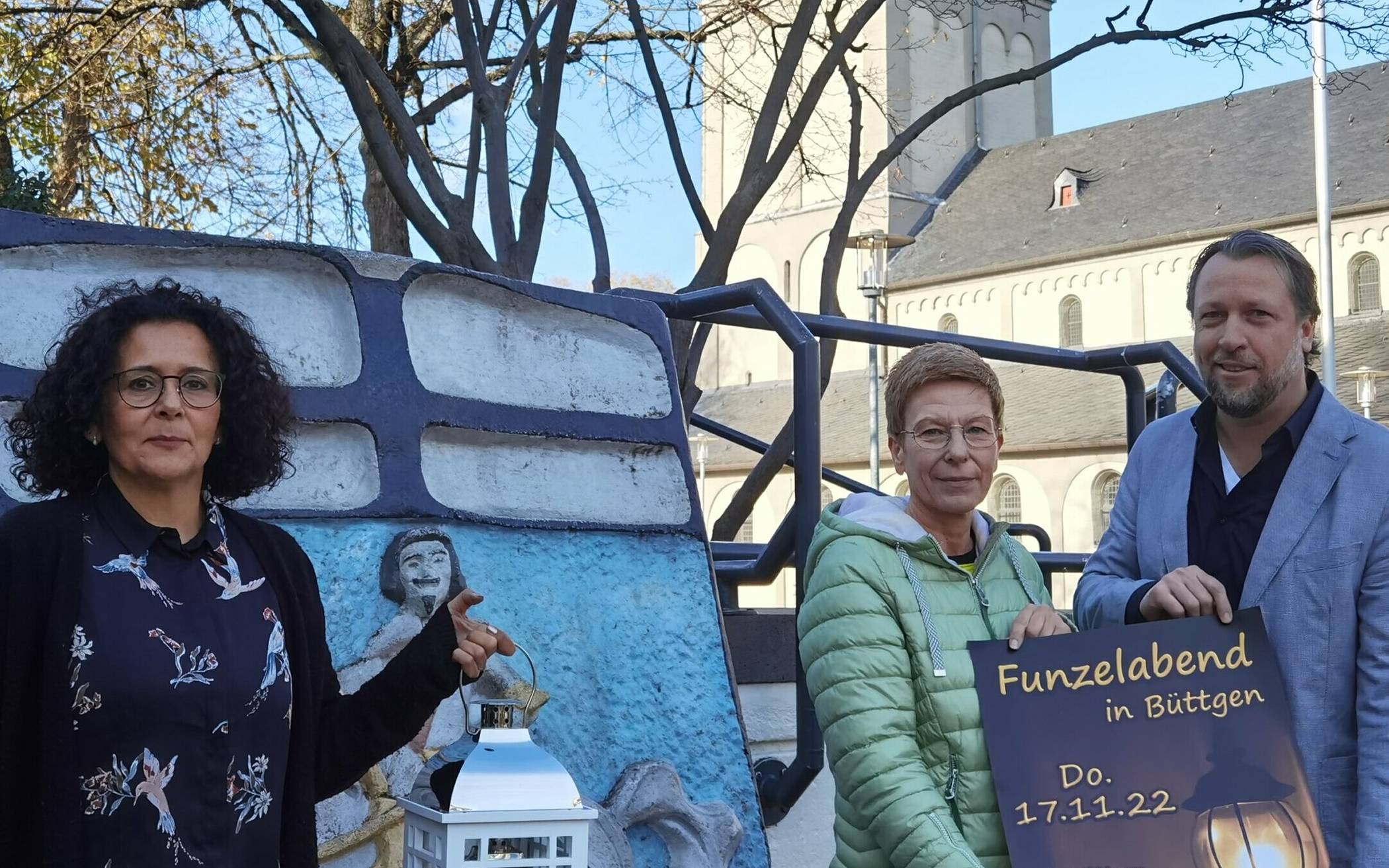 Sie machen Reklame für den Büttgener „Funzelabend“ 2022: Norka Palomino, Birgit Scholz-Busch und Patrick Lessmann freuen sich auf zahlreiche Besucher am 17. November.   