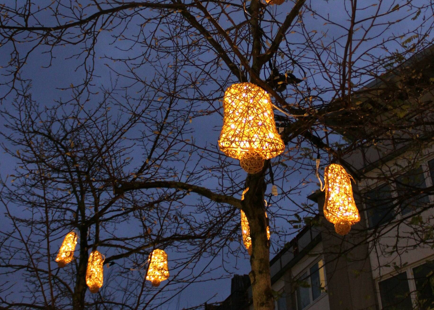   Neben der Weihnachtsbeleuchtung sorgen wieder schön geschmückte Tannenbäume für festliche Atmosphäre in der City. 