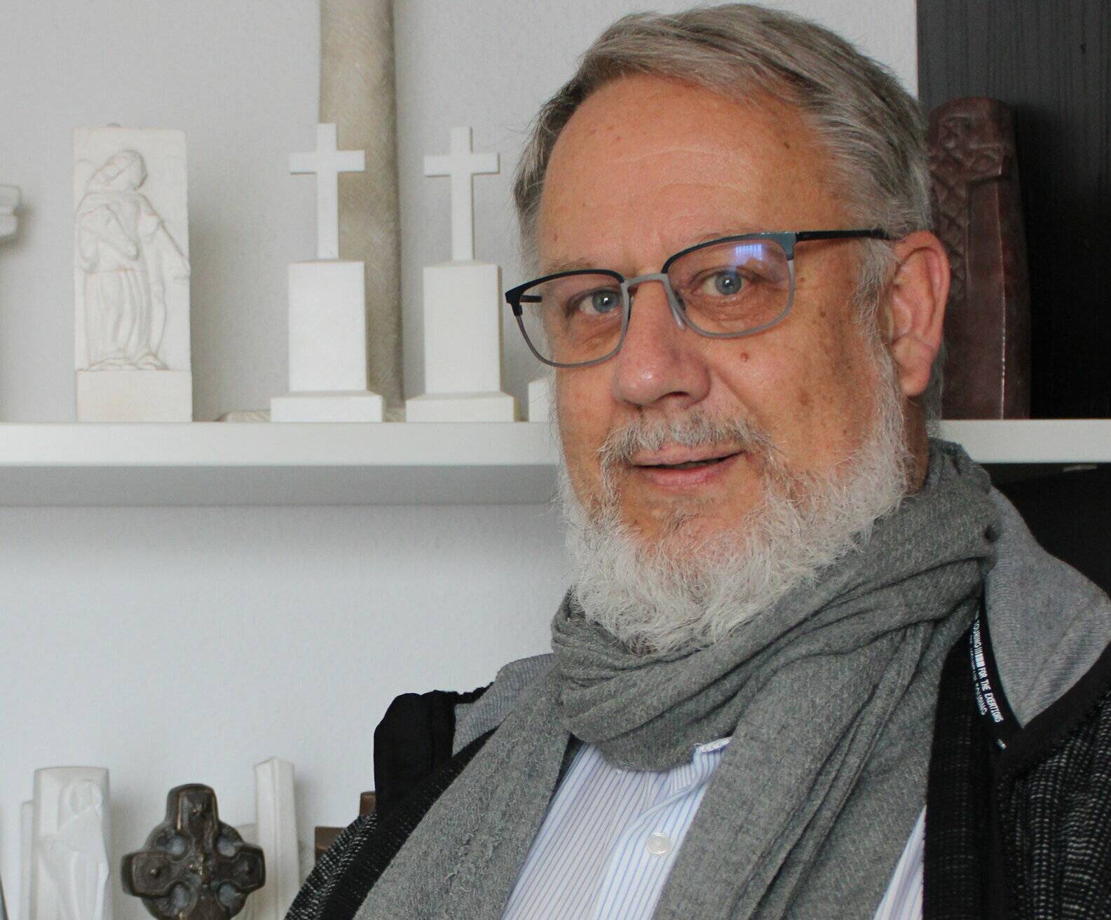 Harald Kuhn, Bildhauer und Steinmetzmeister in der Neusser Nordstadt, ist „Botschafter des Immateriellen Erbes Friedhofskultur“.   