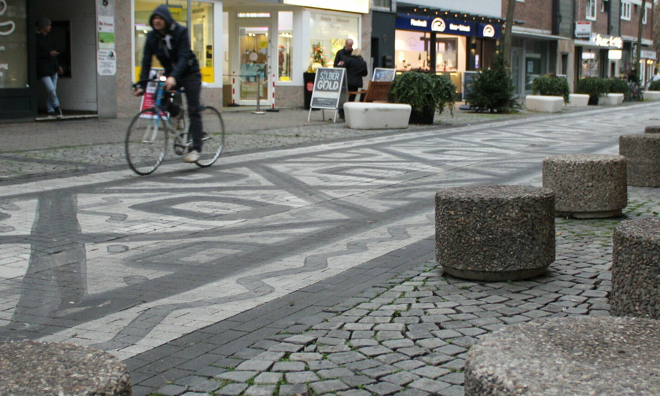  Hässlicher geht kaum...: Betonklötze auf der Sebastianusstraße sollen Falschparken verhindern.  
