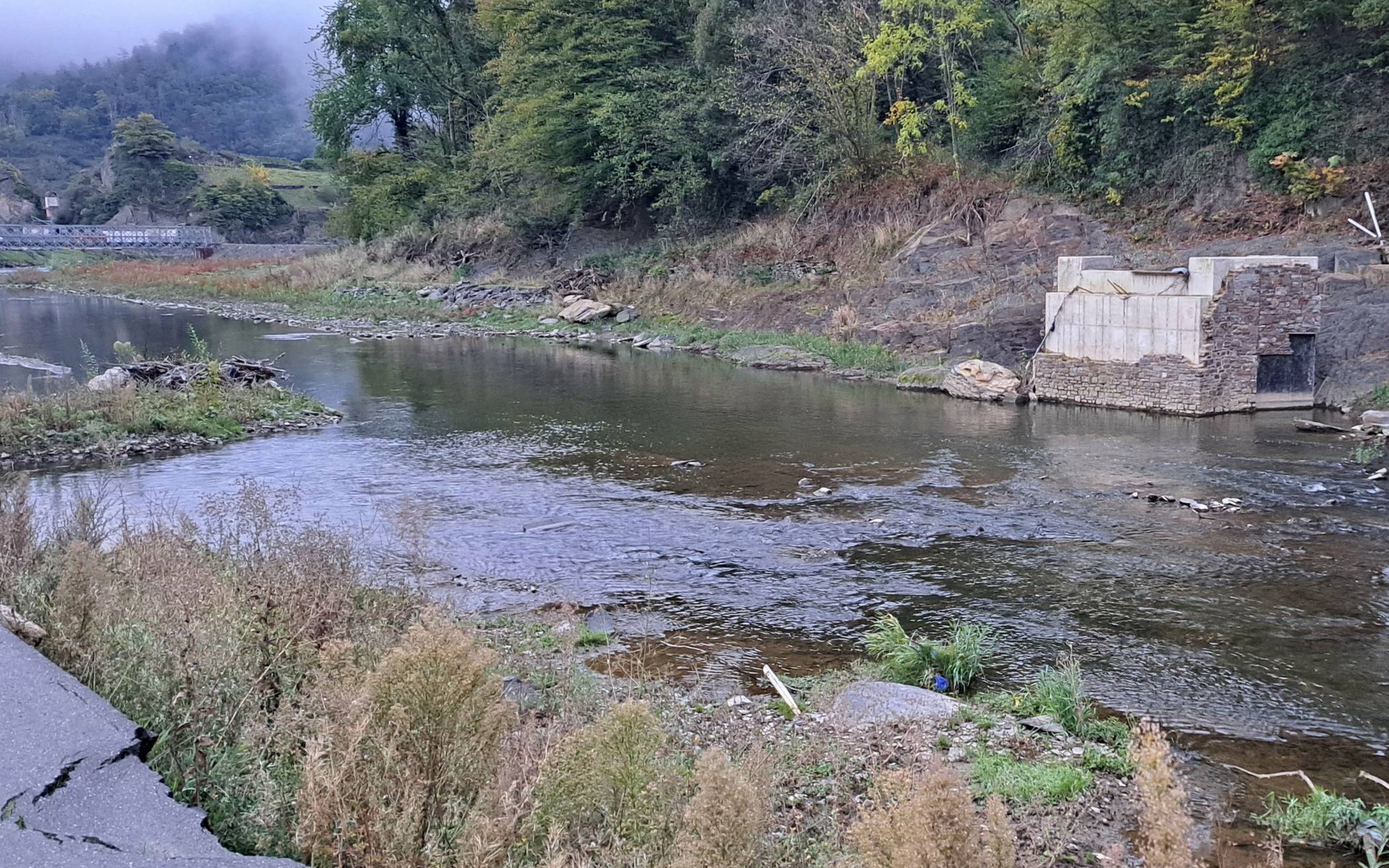  Ein aktuelles Foto: Die von der Flut mitgerissene Brücke fehlt weiterhin, ebenso wie die Uferbepflanzung. 