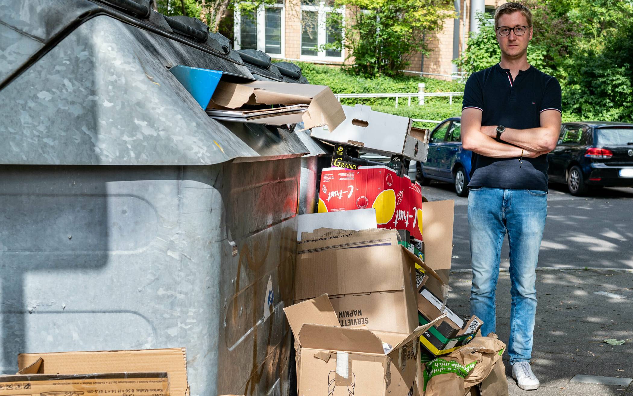 Der SPD-Vorsitzende Sascha Karbowiak vor überfüllten Abfallcontainern: Bilder dieser Art möchte er mithilfe einer Sauberkeitsoffensive künftig verhindern.