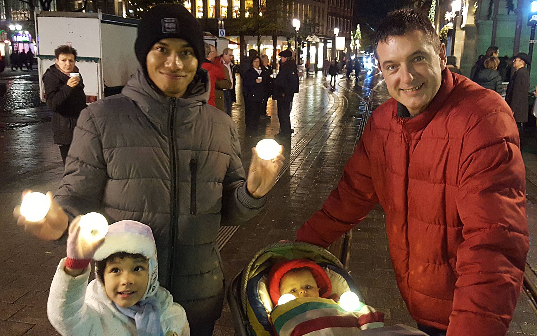  Diese Familie freut sich über LED-Schneebälle, am 17. Dezember werden die leuchtenden Kugeln erneut in der City kostenlos verteilt.  