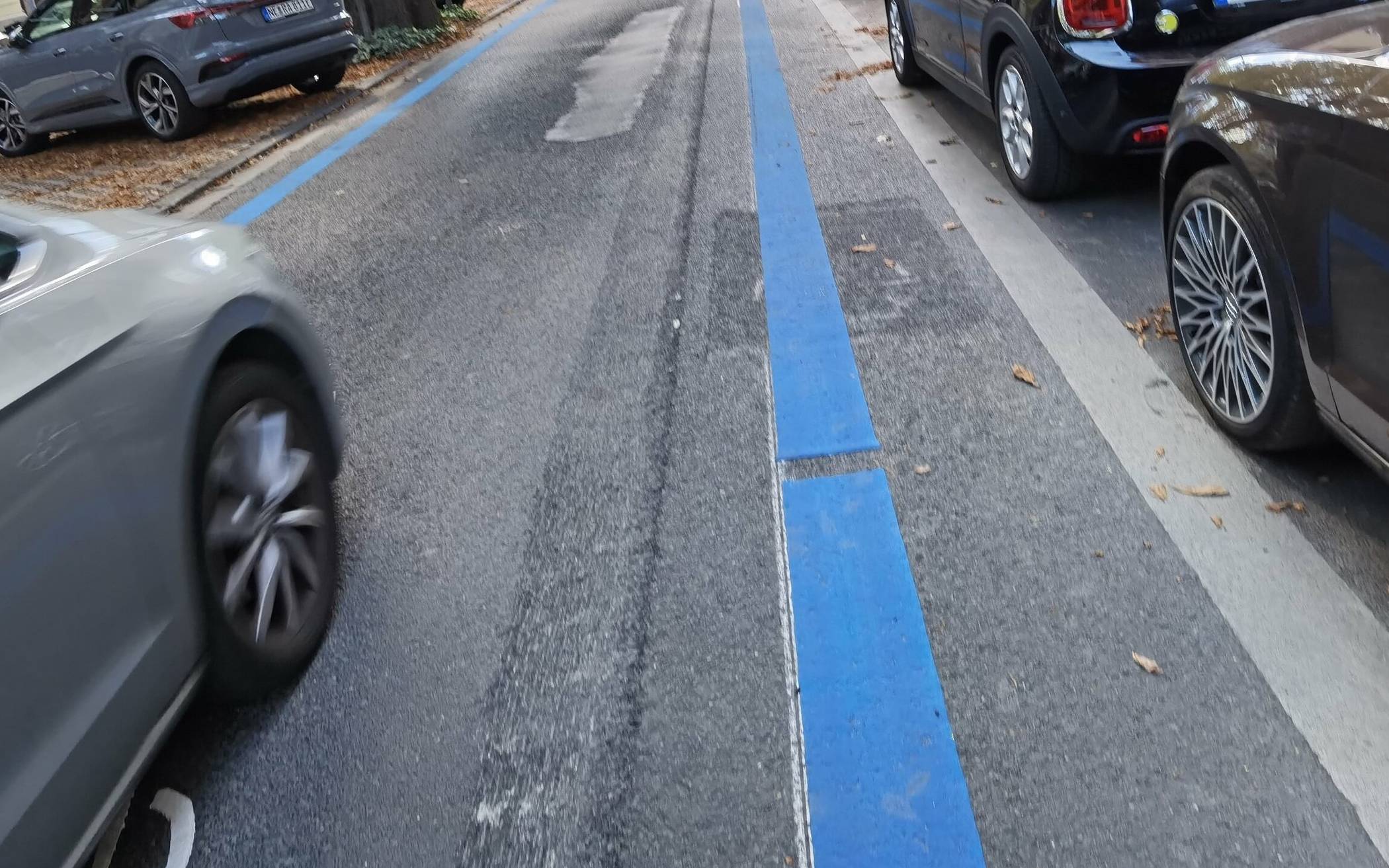 Nachdem die Verwaltung den rot markierten Fahrradstreifen auf der Drususallee hat abtragen lassen, blieben eine Fräskante und Längsrillen auf der Fahrbahn zurück. 