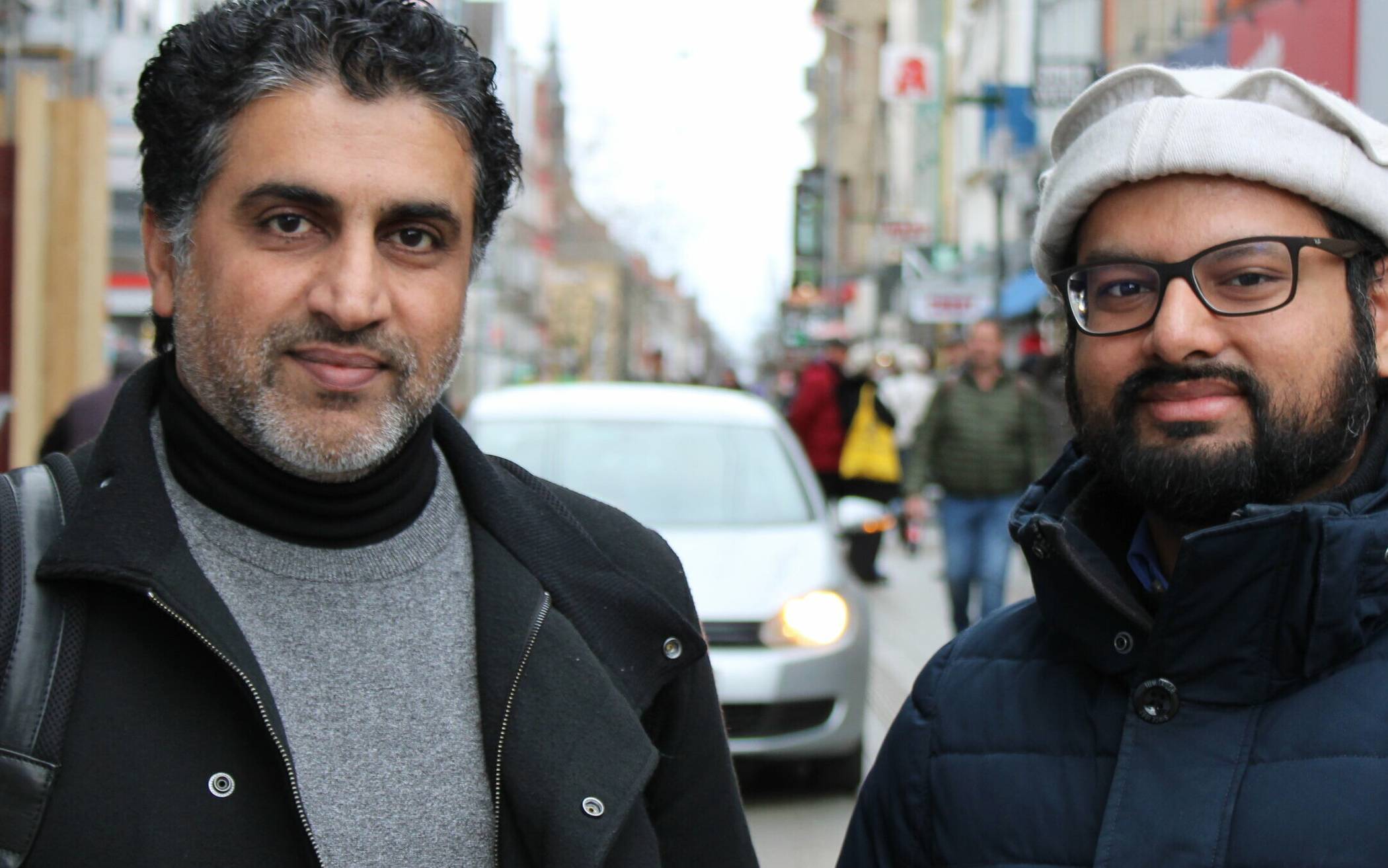 Zaheer Ahmad, Vorsitzender der Ahmadiyya Gemeinde Rhein Kreis Neuss, und Imam Wafa Mohammad (von links) sorgen gemeinsam mit ihrem Team dafür, dass Obdachlose und Bedürftige in der Neusser Innenstadt täglich eine warme Mahlzeit bekommen. 
