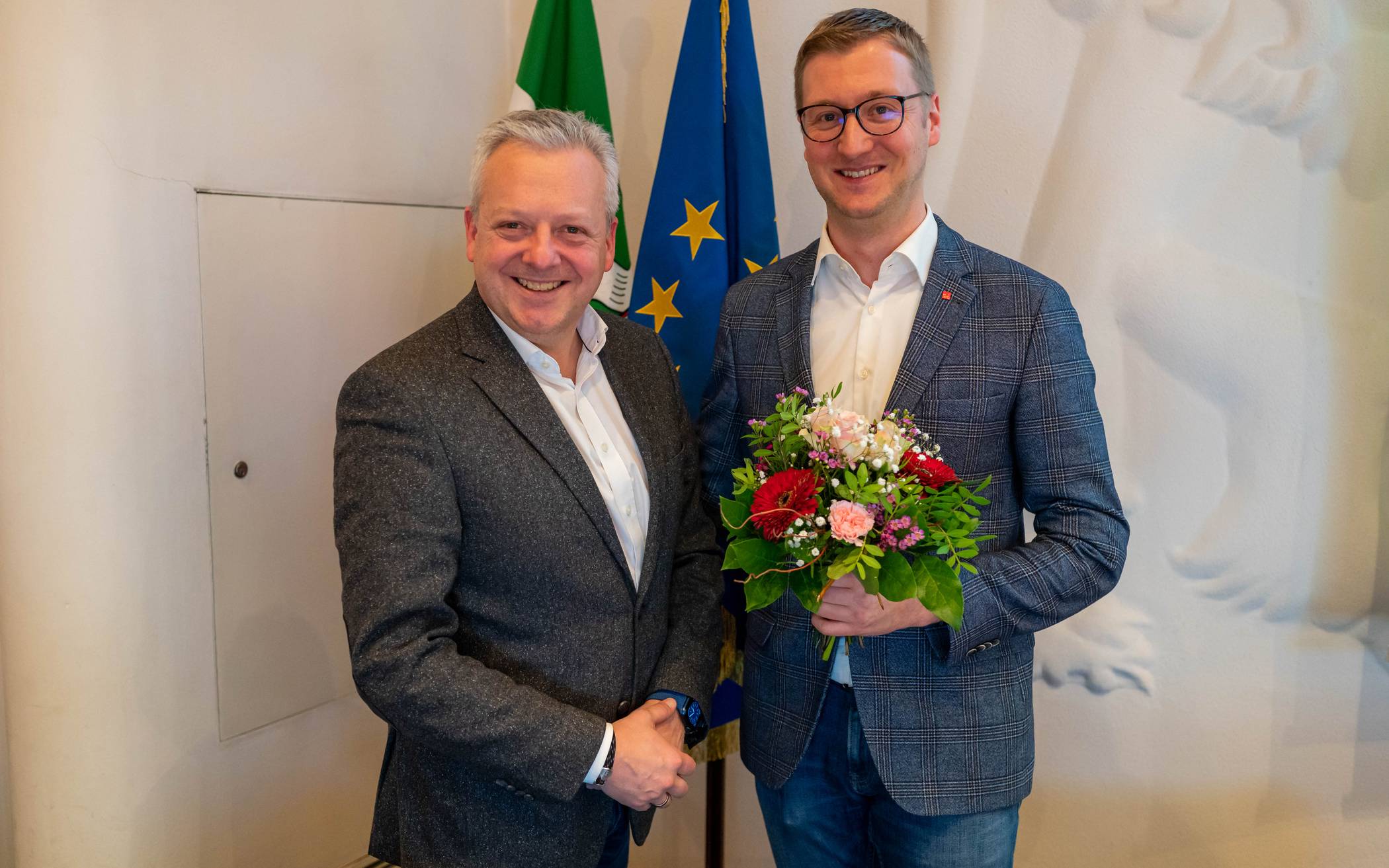  Der bisherige SPD-Fraktionsvorsitzende Arno Jansen (l.) gratuliert seinen Nachfolger Sascha Karbowiak.   