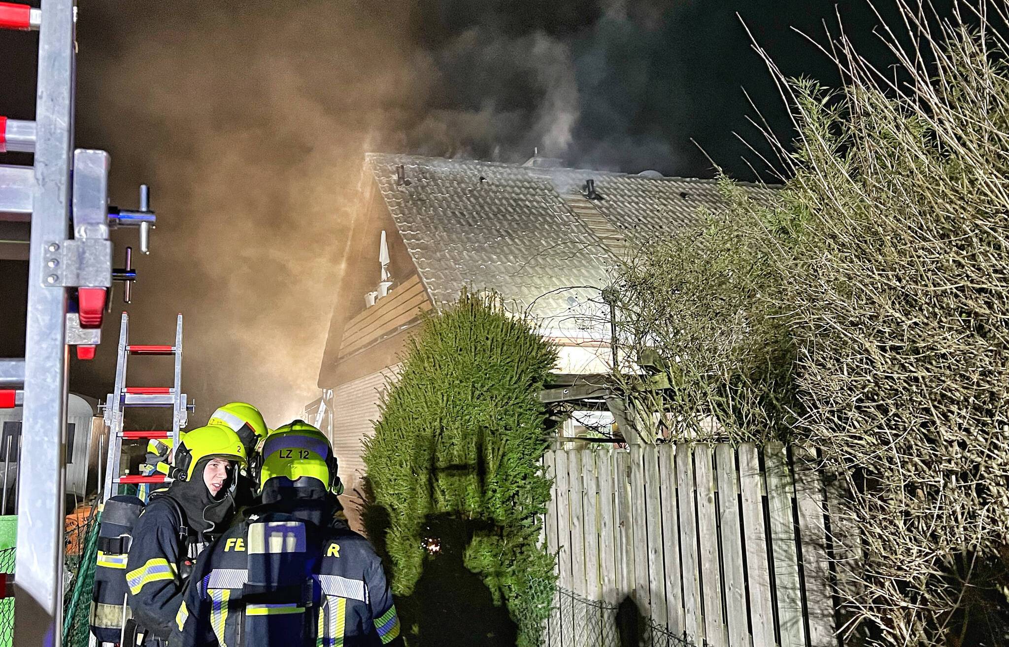  Ein Schwelbrand in einem Haus am Fliederweg sorgte für einen dreistündigen Feuerwehr-Einsatz. 