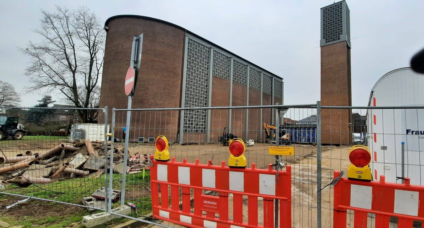 Die Arbeiten zur Umgestaltung des Bereichs zwischen Rathaus- und Maubisstraße sind in vollem Gange.