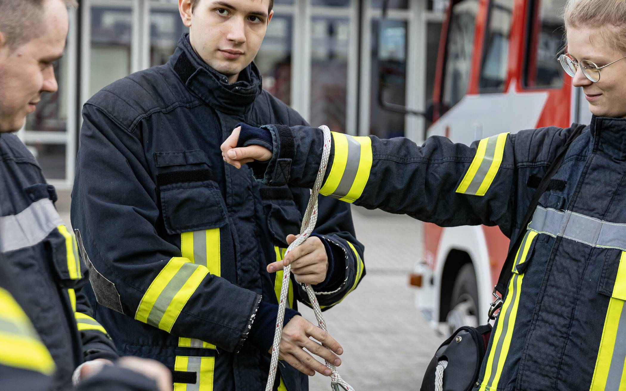  Gemeinsam klappt es besser: Zur Grundausbildung der Neusser Feuerwehr gehört unter anderem auch die Knotenkunde. 