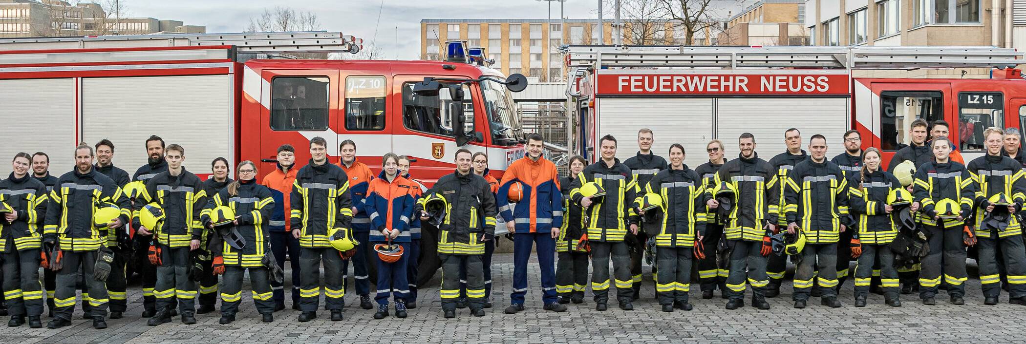 Rekord-Teilnehmerzahl bei der Grundausbildung der Neusser Feuerwehr – sie alle haben den ersten von vier Lehrgängen bestanden. 