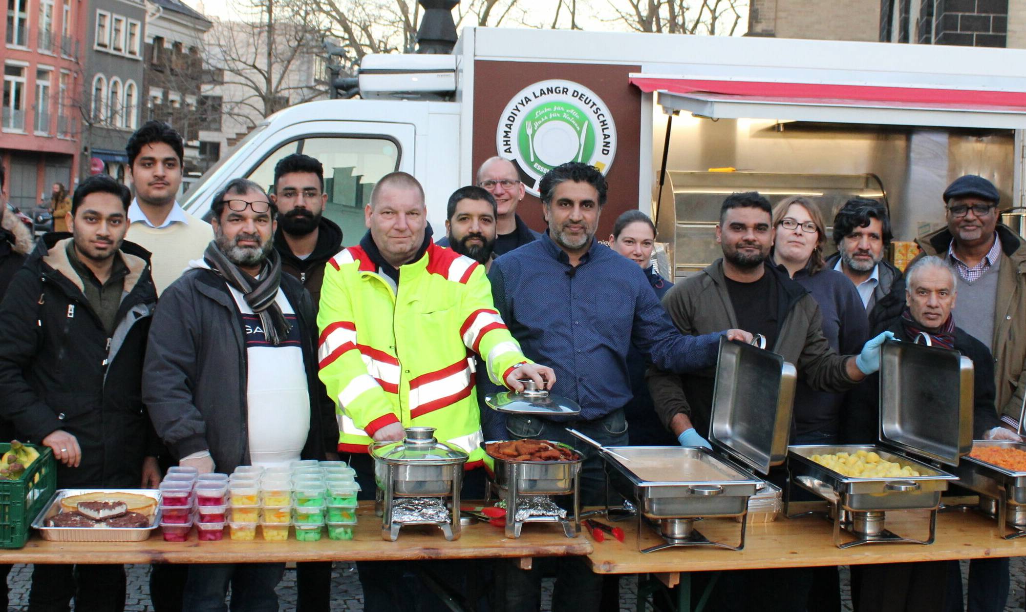 Die Ahmadiyya Muslim Jamaat Gemeinde Neuss hatte nach 100 Tagen Obdachlosen- und Bedürftigenspeisung zur kostenlosen Mahlzeit auf dem Münsterplatz eingeladen. 