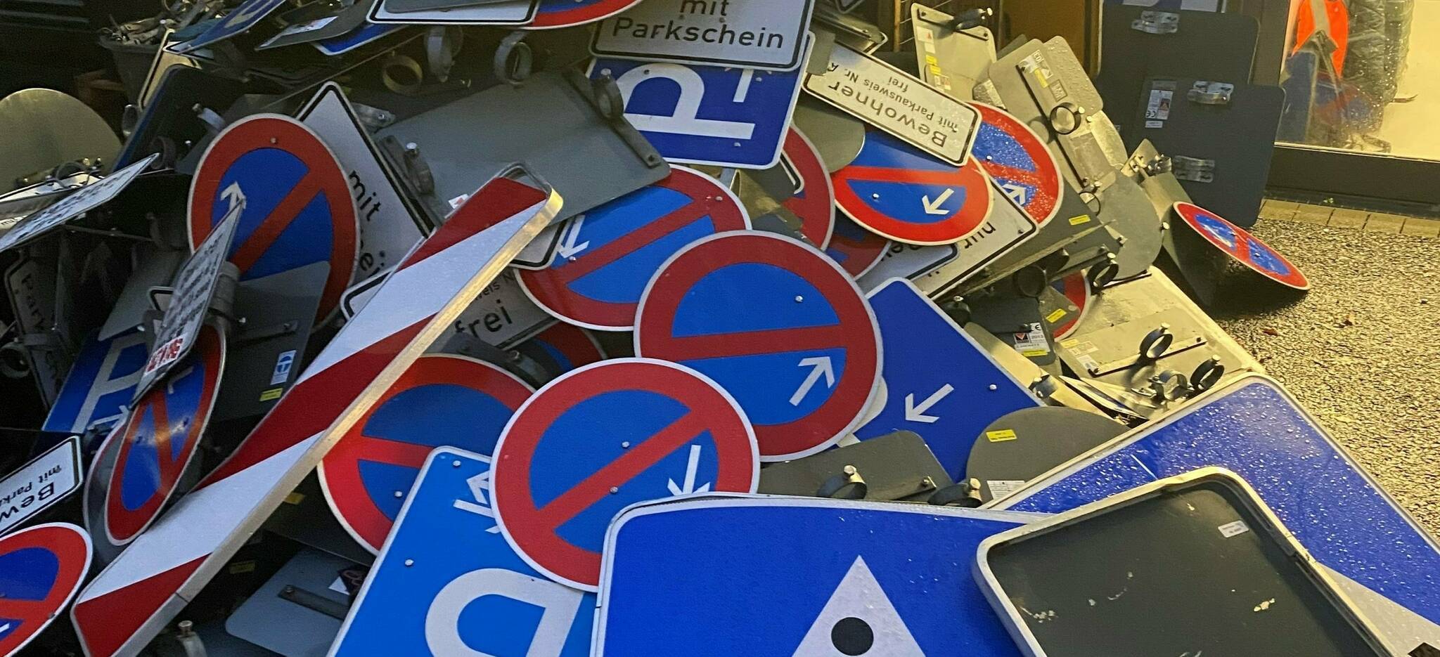 Die Stadtverwaltung hat hunderte Verkehrsschilder abgebaut – vielleicht ein paar zu viel, mutmaßt die CDU. 