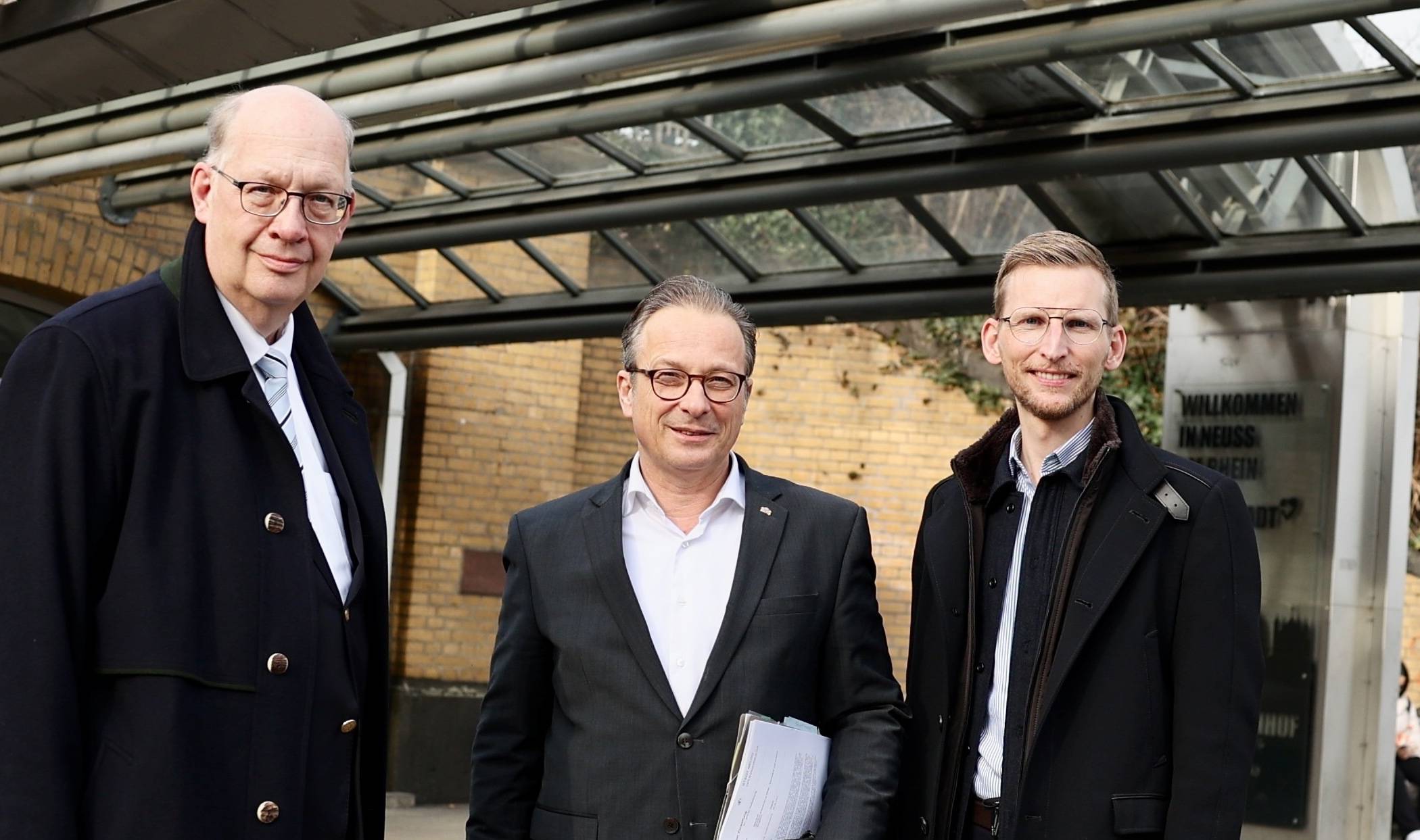 Werner Lübberink (l.), Konzernbevollmächtigter der Deutschen Bahn in Nordrhein-Westfalen, besuchte gemeinsam mit Bürgermeister Reiner Breuer (Mitte) und dem SPD-Bundestagsabgeordneten Daniel Rinkert den Neusser Hauptbahnhof.