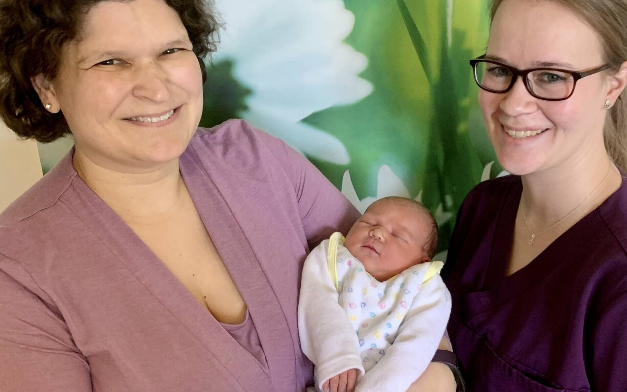  Anika Bilk mit ihrer Tochter Clara Bilk und Hebamme Jessica, welche die Geburt begleitet hat.   