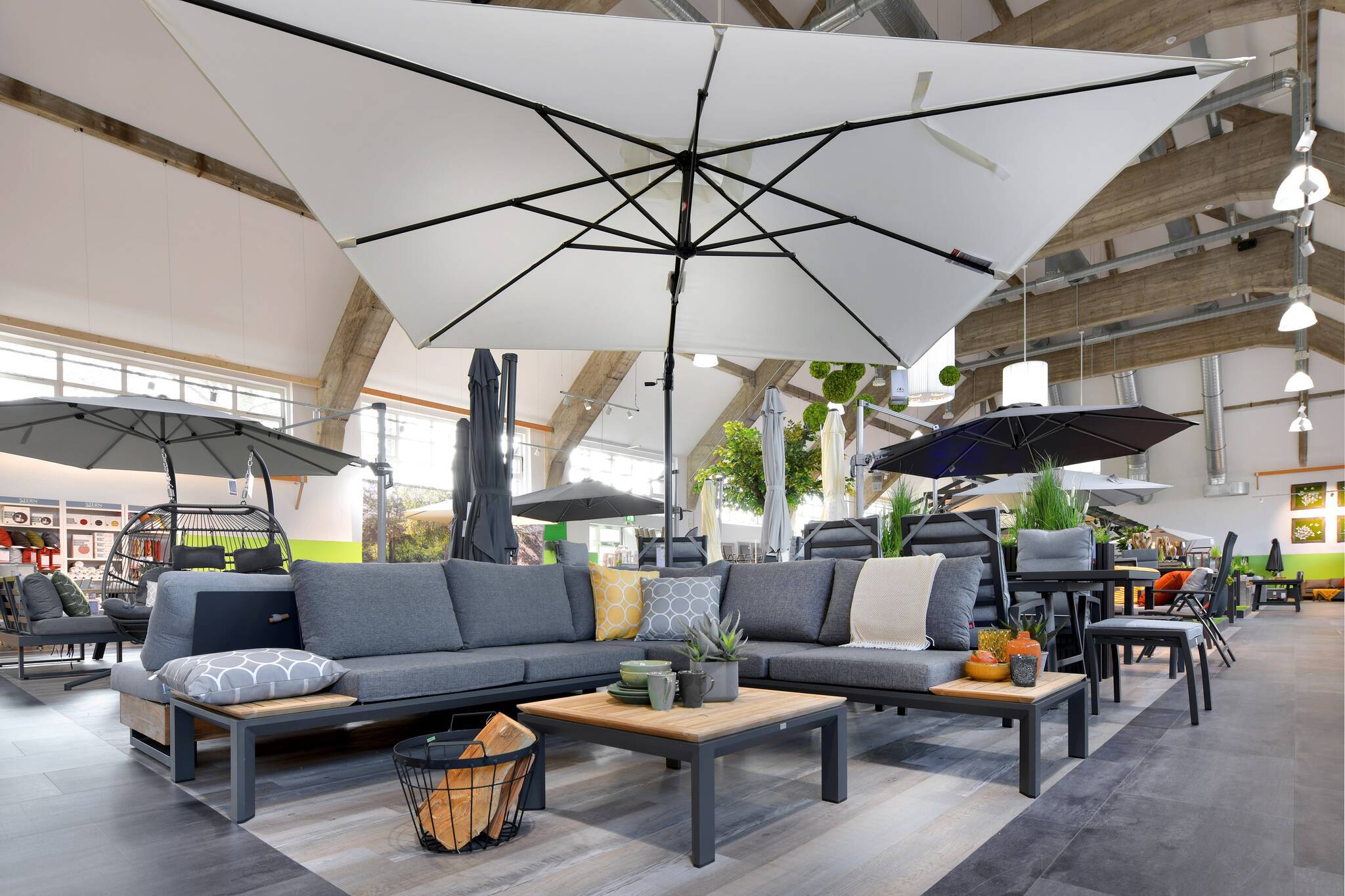 Von trendigen Gartenmöbeln über Grills nebst Zubehör bis hin zu ausgesuchten Accessoires hat Schaffrath alles für das Leben im Freien.