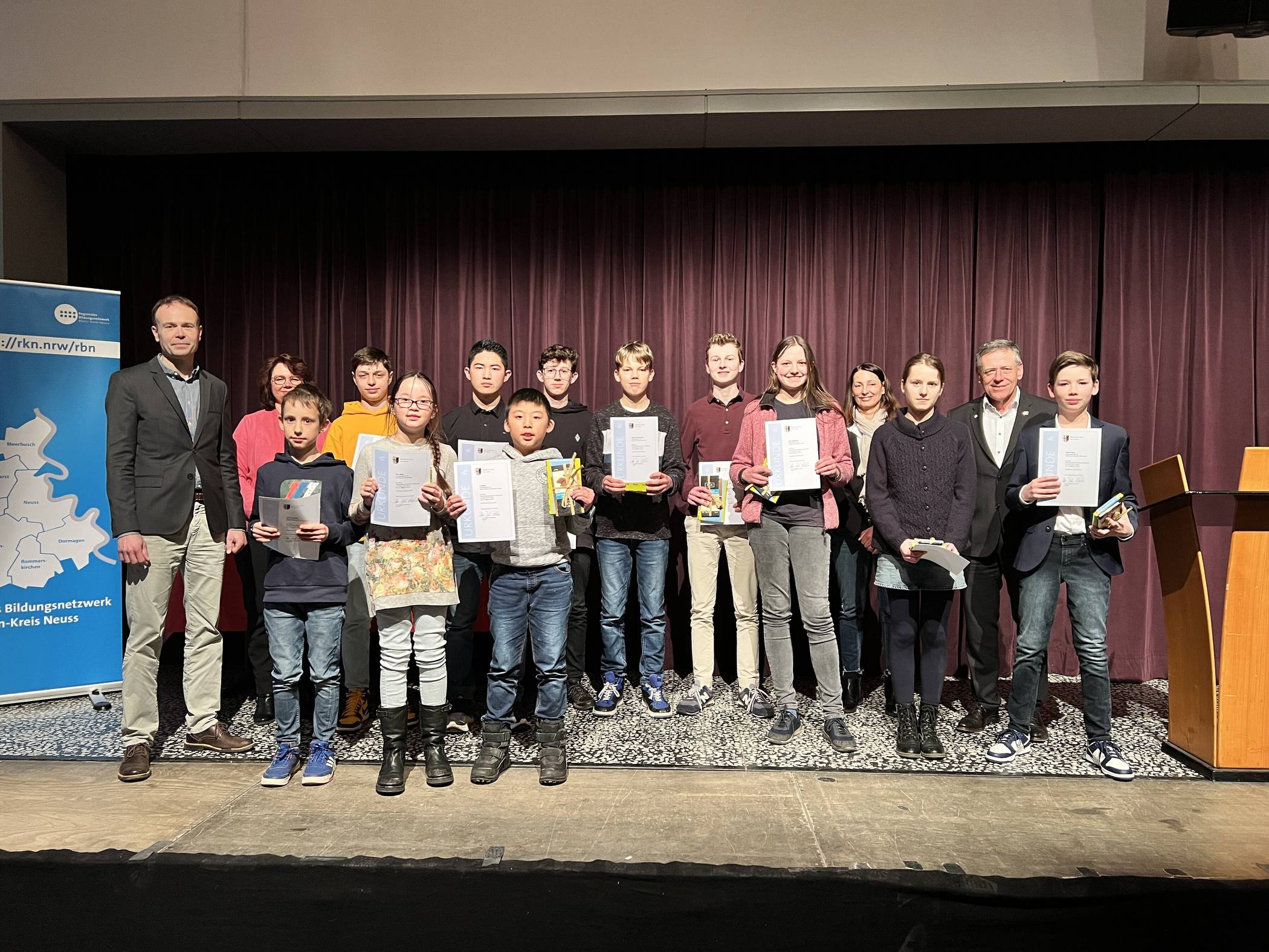  Landrat Hans-Jürgen Petrauschke (2.v.r.) und Carsten Colberg (l.), stellvertretender Schulleiter des Norbert-Gymnasiums Knechtsteden, mit den Preisträgern, die den Rhein-Kreis Neuss beim Landeswettbewerb vertreten. Organisiert wurde der Wettbewerb von Carmen Claßen (4.v.r.) und Petra Heinen-Dauber (2.v.l.) vom Bildungsbüro. 