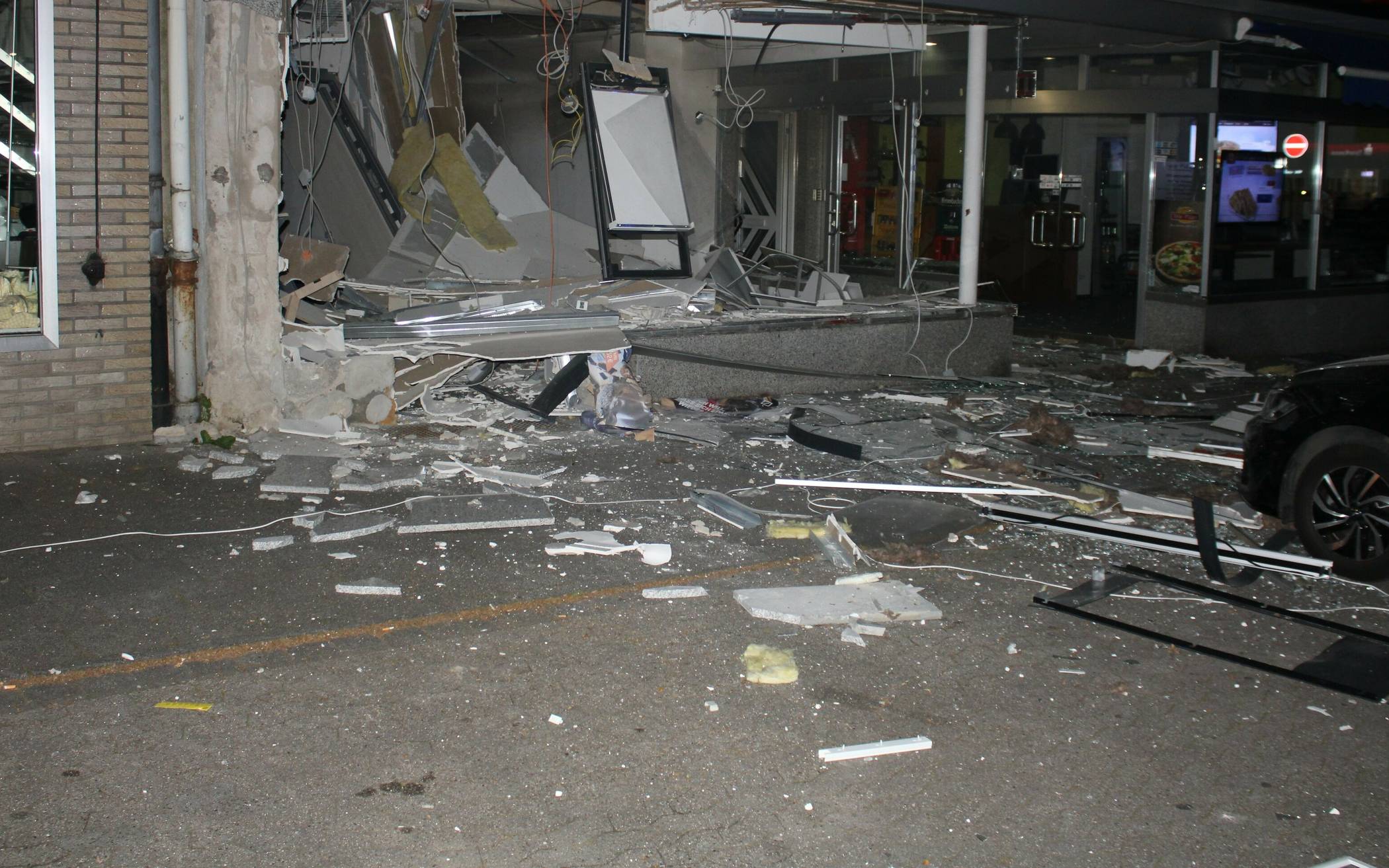  An der Bergheimer Straße wurde ein Geldautomat gesprengt. Das Gebäude wurde dabei stark beschädigt. 