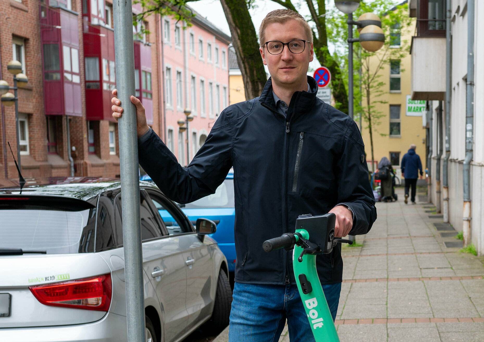 Der SPD-Fraktionsvorsitzende Sascha Karbowiak spricht sich für die Einrichtung fester Parkzonen für E-Scooter in Neuss aus. 