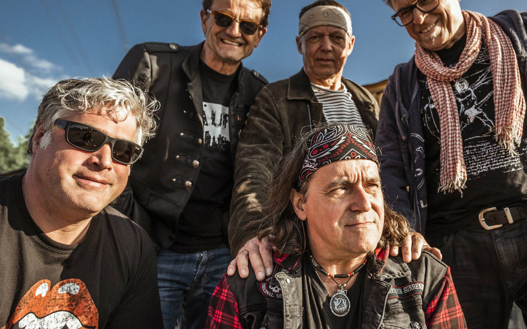   Eine kleine Auswahl der Künstler, die den Kaarster Kultursommer mitgestalten, von links oben, im Uhrzeigersinn): die Kaarster Bestsellerautorin Christiane Wünsche, die Kaarster Rockband The Mors, Gaukler Gaudius, Samba E Vida, der Kaarster Musiker Kharl_K mit deutscher Rock- und Popmusik und die Büttgener Opernsängerin Desiree Brodka. Die Organisatoren des Events haben für eine tolle Mischung der verschiedensten Genres gesorgt, auch Kaarster Kunst ist vertreten: In der VHS sind die bildenden Künste mit Malerei, Fotografie und Skulpturen zu finden.    