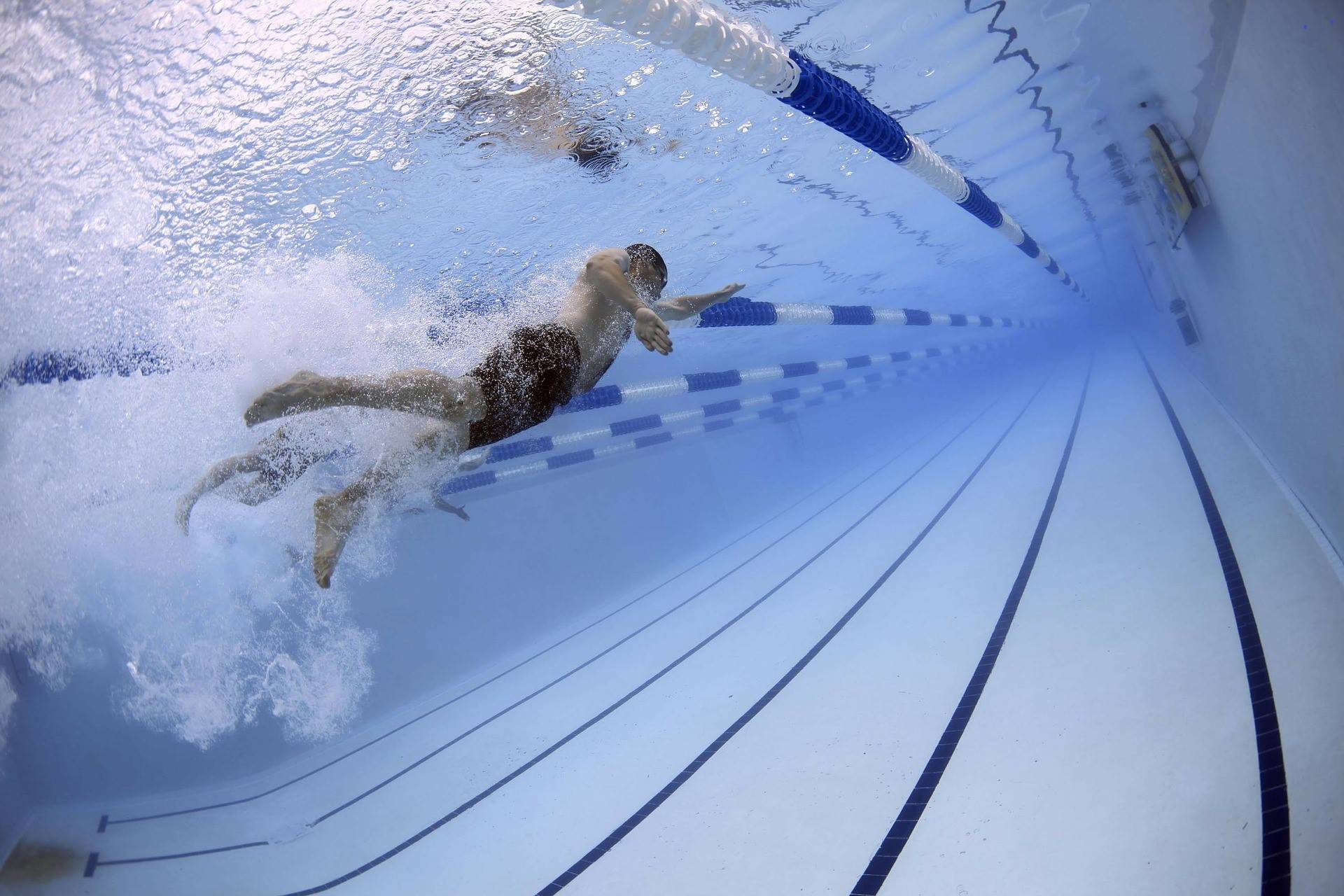 Ein Besuch im Schwimmbad sollte Allen möglich sein. Foto: Pixabay / David Mark