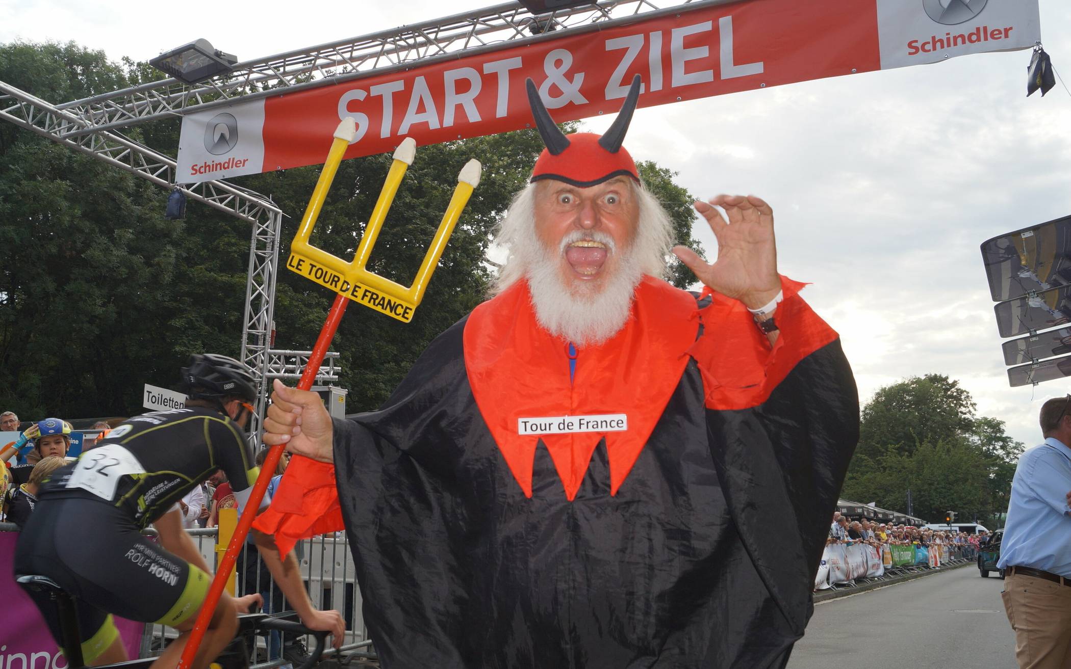 Dieter „Didi“ Senft, auch bekannt als „Tourteufel“, ist zum Maskottchen der „Tour de Neuss“ geworden. Er ist Schlosser, Künstler, Erfinder und Fahrraddesigner. 