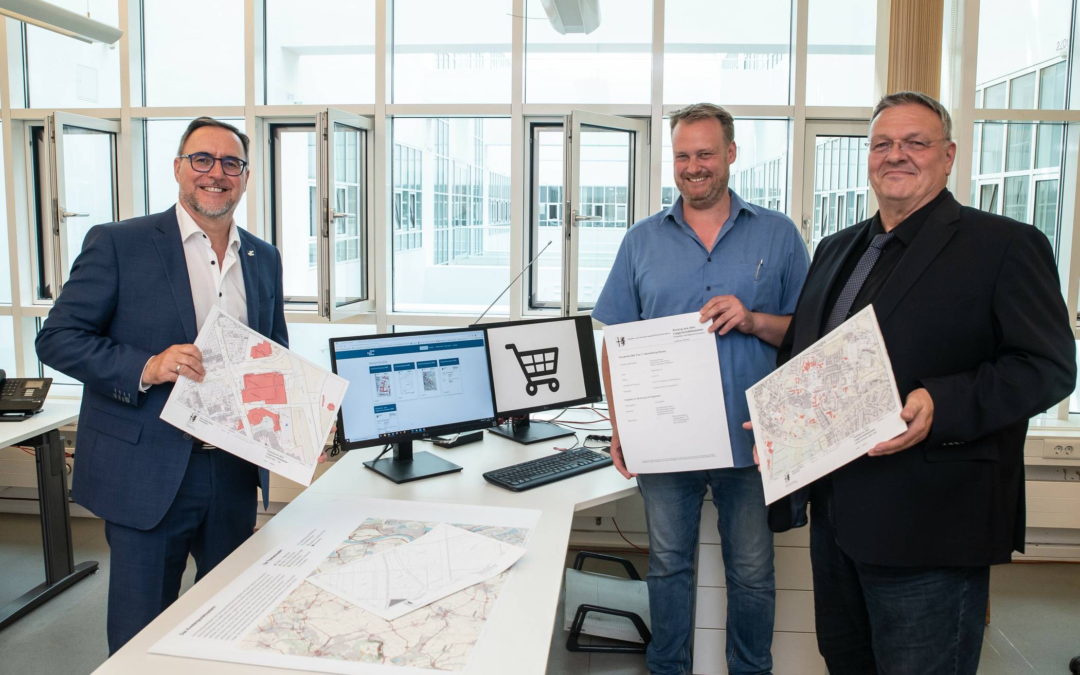  Freuen sich über das neue digitale Angebot im e-Geoshop mit Produkten des Kataster- und Vermessungsamtes (von links): IT-Dezernent Harald Vieten, Abteilungsleiter Thomas Klein und Amtsleiter Michael Fielenbach. 