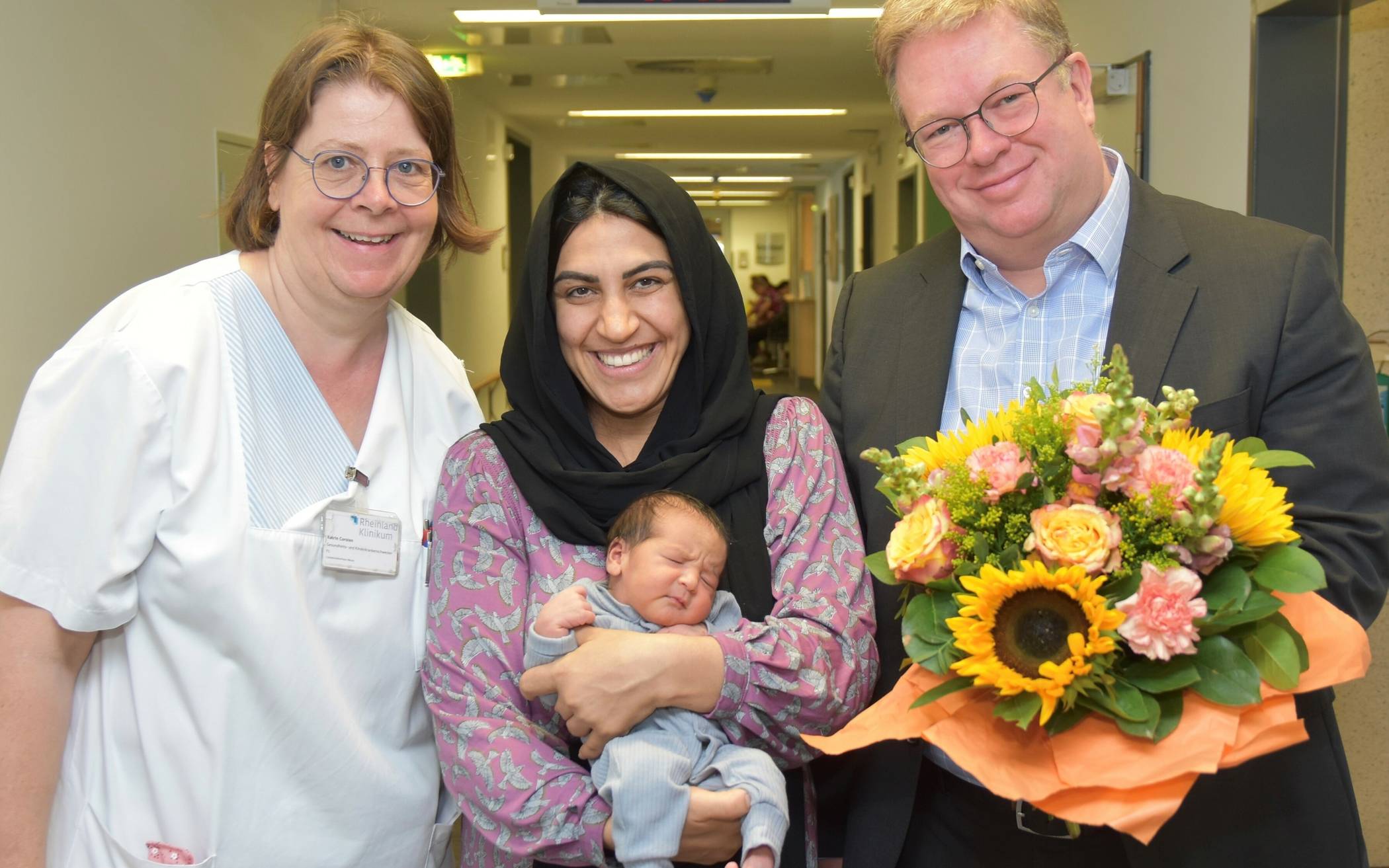  Die 1000. Geburt des Jahres im „Lukas“: Salma Sadiq mit Jelwa sowie Schwester Katrin und Georg Schmidt, Sprecher der Geschäftsführung des Rheinland Klinikums. 