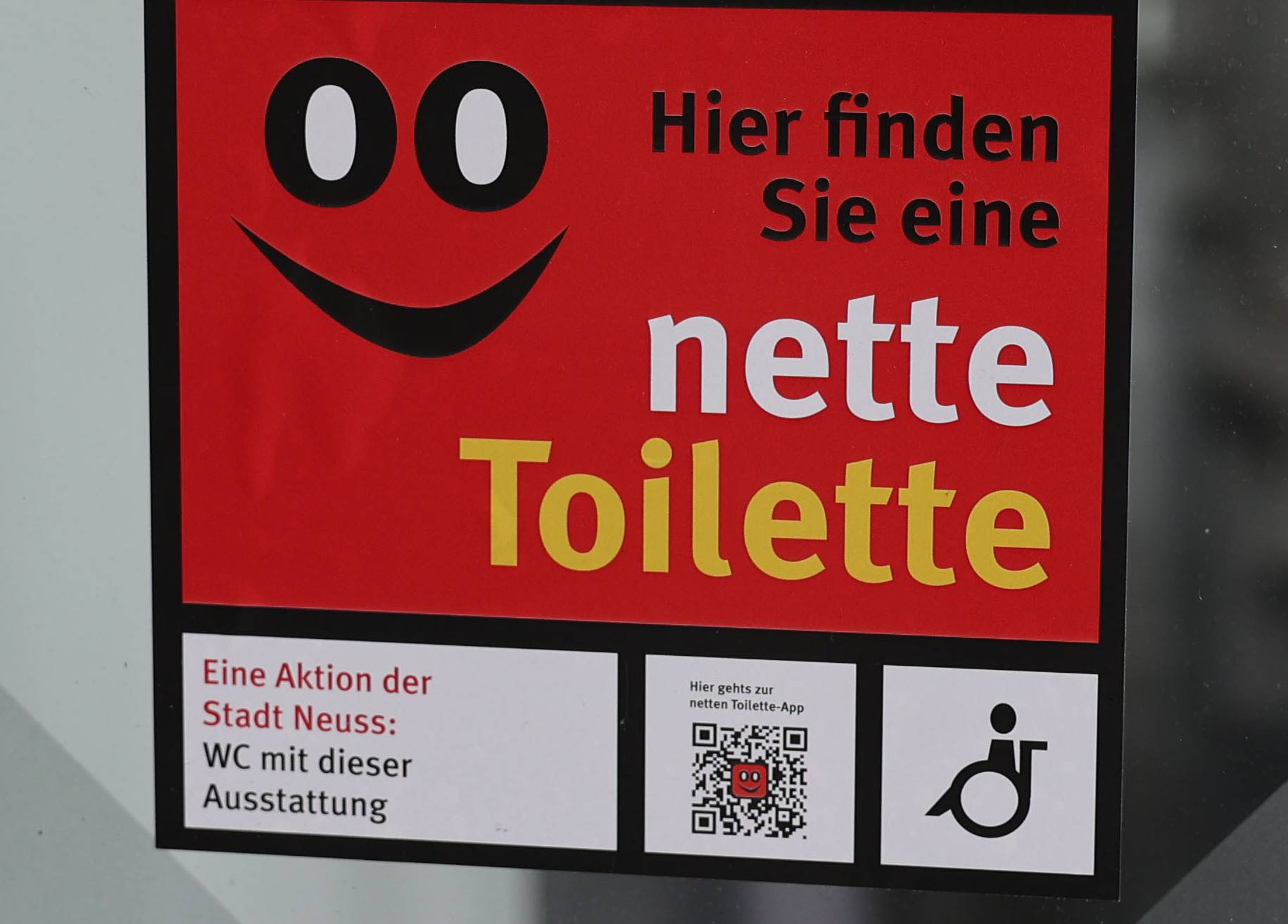 Die „Nette Toilette“-Aufkleber sind im Eingangsbereich der teilnehmenden Gastronomien und städtischen Einrichtungen zu finden.  