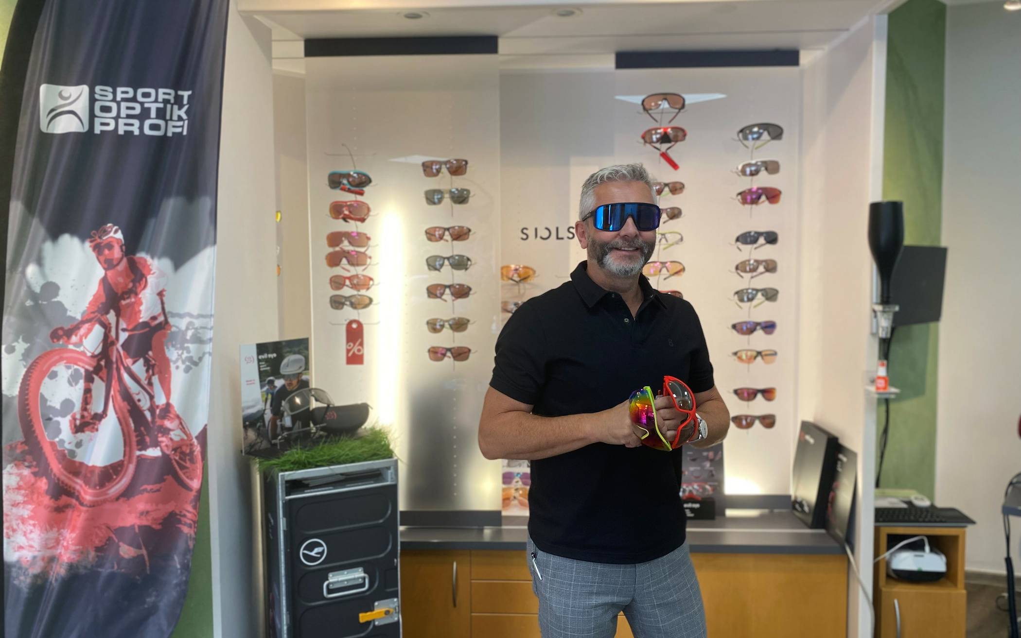 Michael Commer trägt die neueste Innovation der Marke „evil eye“, die elektronische  Sportbrille „e-sense“, die sich in 0,6s tönt und so der Umgebung anpasst.