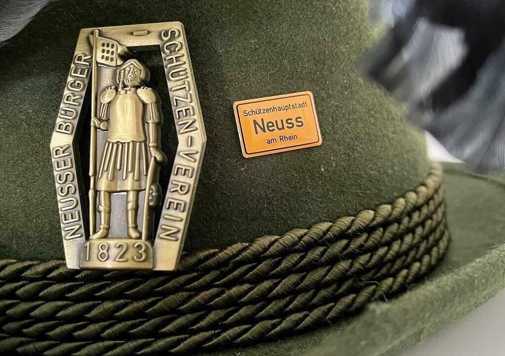  Passt auch an den Hut: der Pin „Schützenhauptstadt Neuss am Rhein“.  
