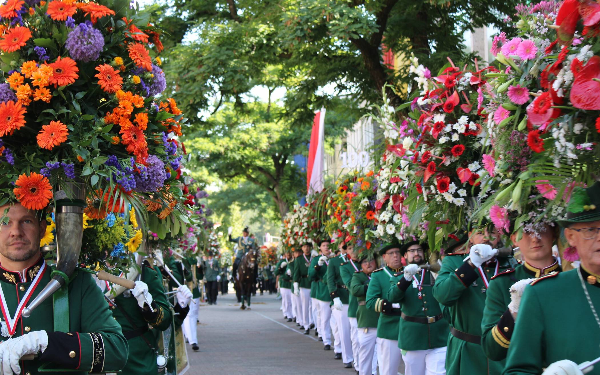  Der Aufmarsch der Hönesse mit ihren prachtvollen Blumenhörnern ist einer der Höhepunkte der Königsparade am Schützenfest-Sonntag.  