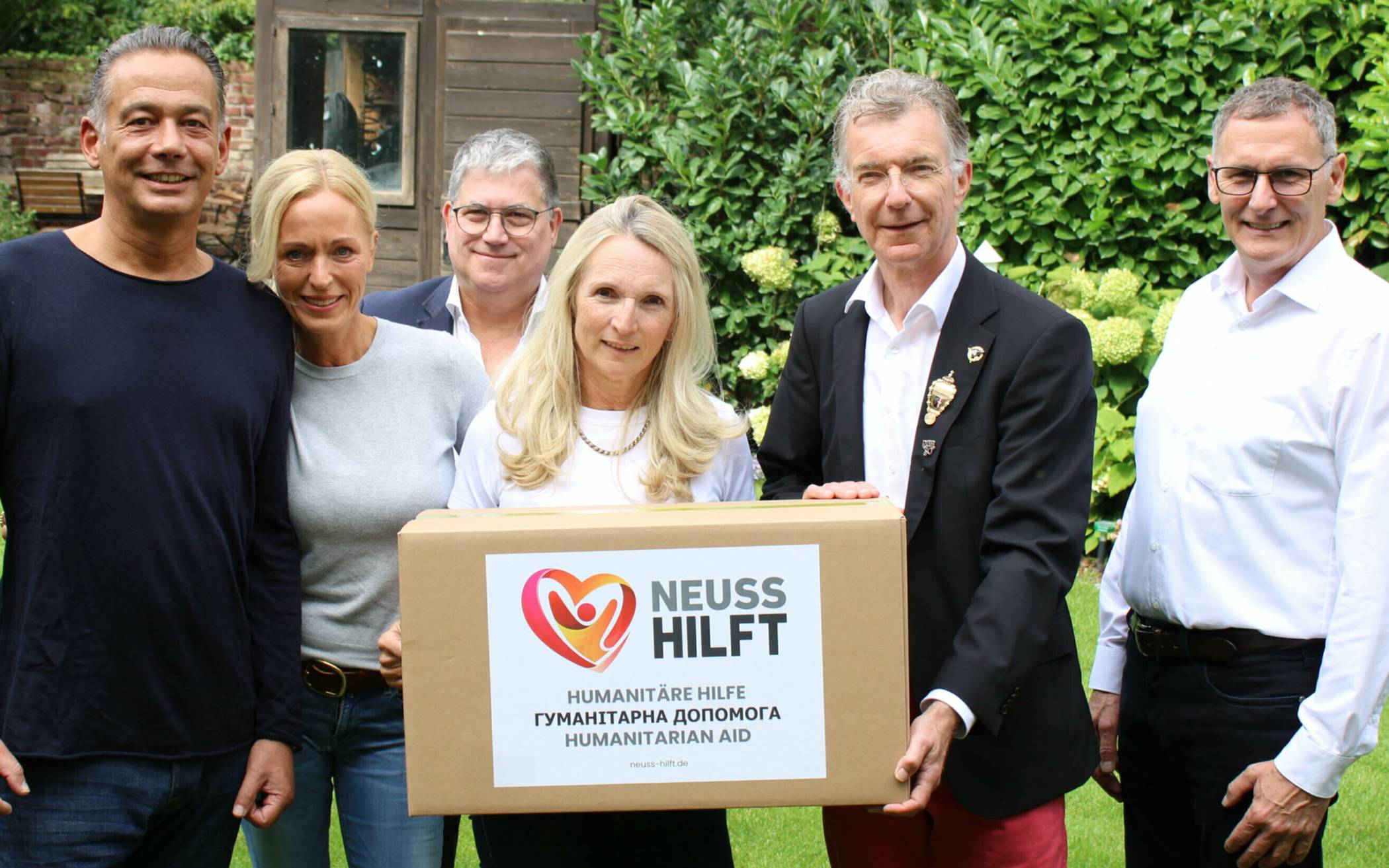  Schützenkönig Christoph Heusgen (2.v.r.) mit Vorstandsmitgliedern des Vereins Neuss hilft (v.l.): Max und Petra Lennertz, Thomas Hafner Heidi Oldenkott-Gröhe und Theo Ruiter. 