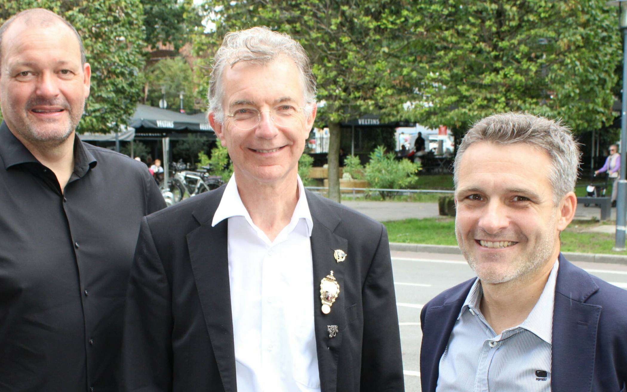 Christoph Heusgen (Mitte) unterstützt auch den von Marc Hillen (l.) und Dr. Ulf Reinhart (r.) gegründeten Verein „Schützen gegen Krebs“.   