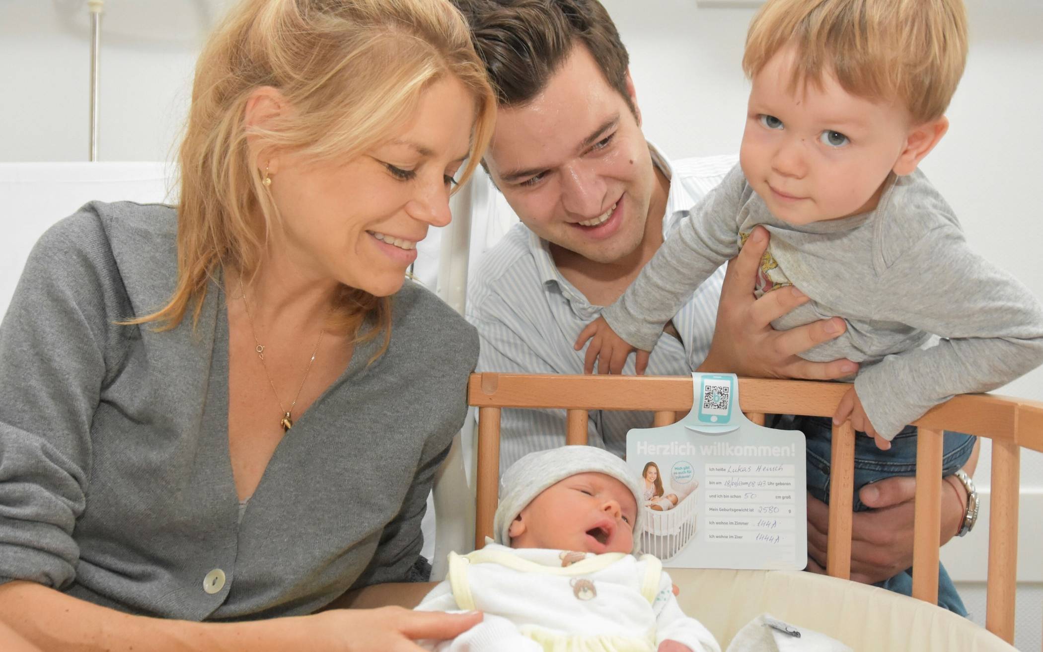 Karoline und Maximilian Heusch mit Baby Lukas und Sohn Philipp. 