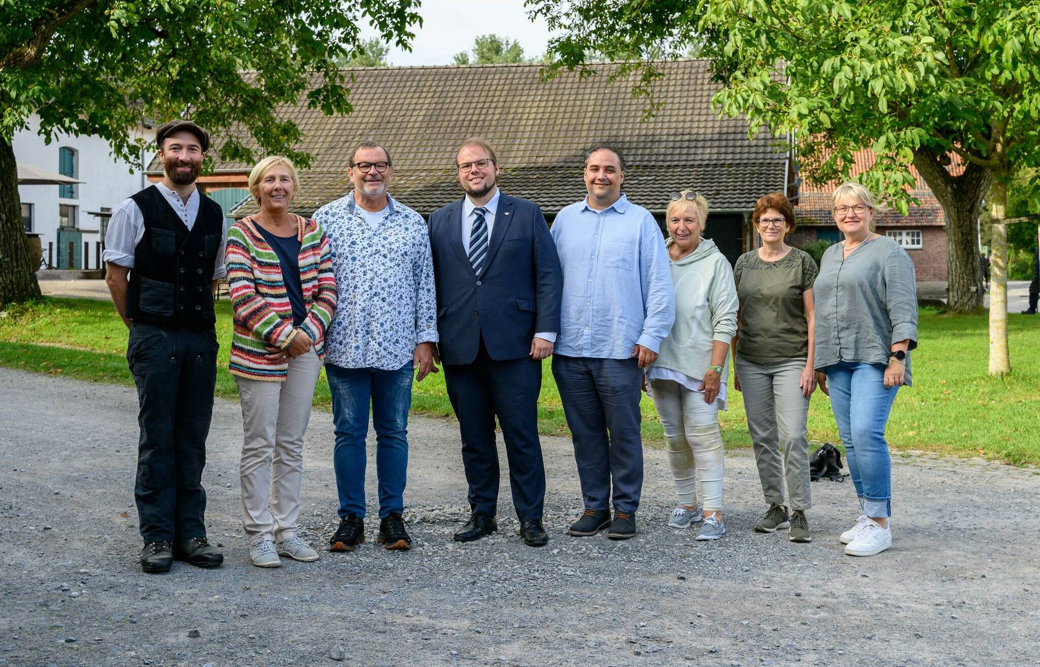 Kreisgesundheitsdezernent Gregor Küpper (vierter von links) und die Organisatoren der Aktion zum Welt-Alzheimer-Tag in Knechtsteden zeigten sich zufrieden mit der Resonanz. 