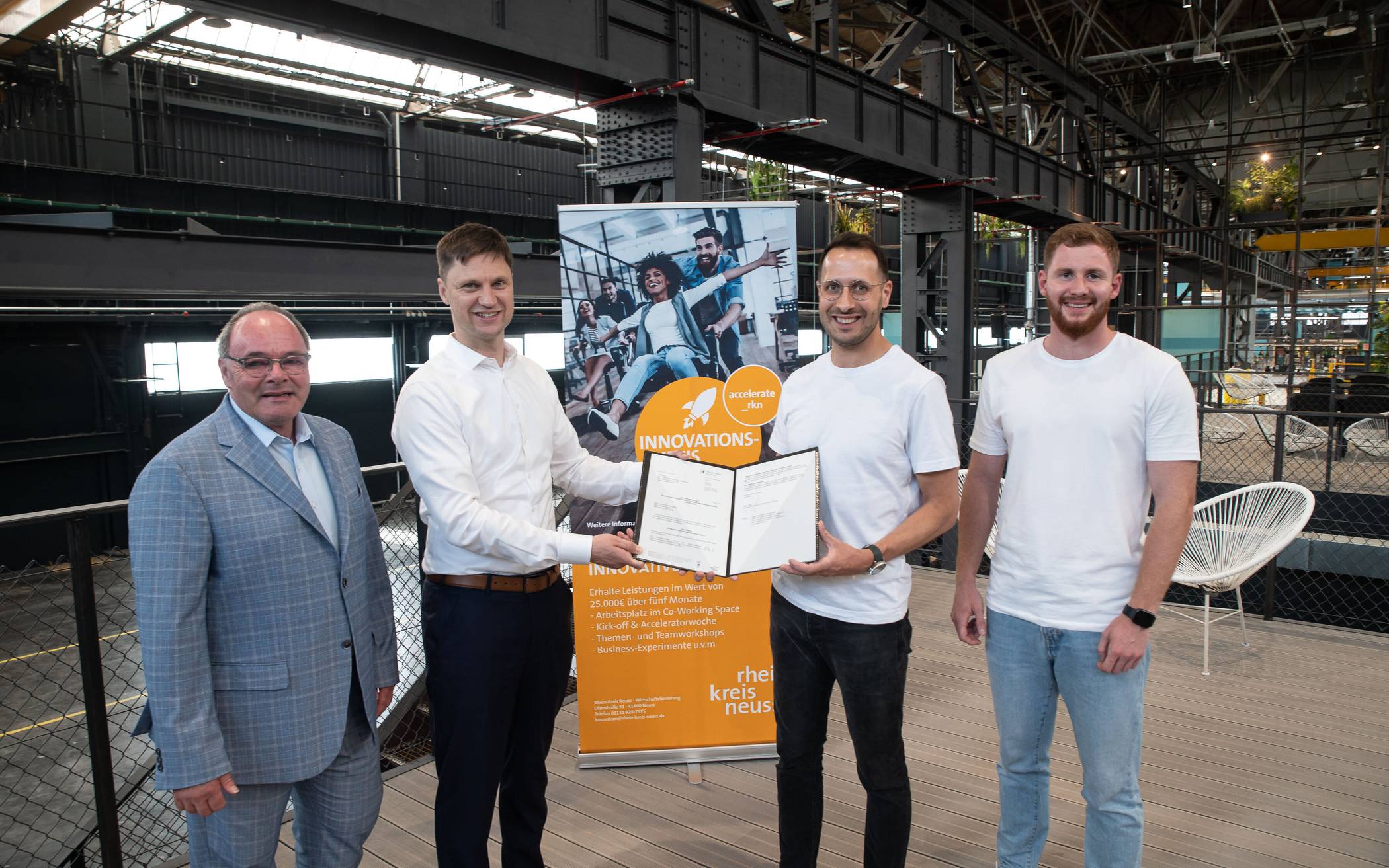 Bei der Übergabe des Förderbescheids (v.l.):