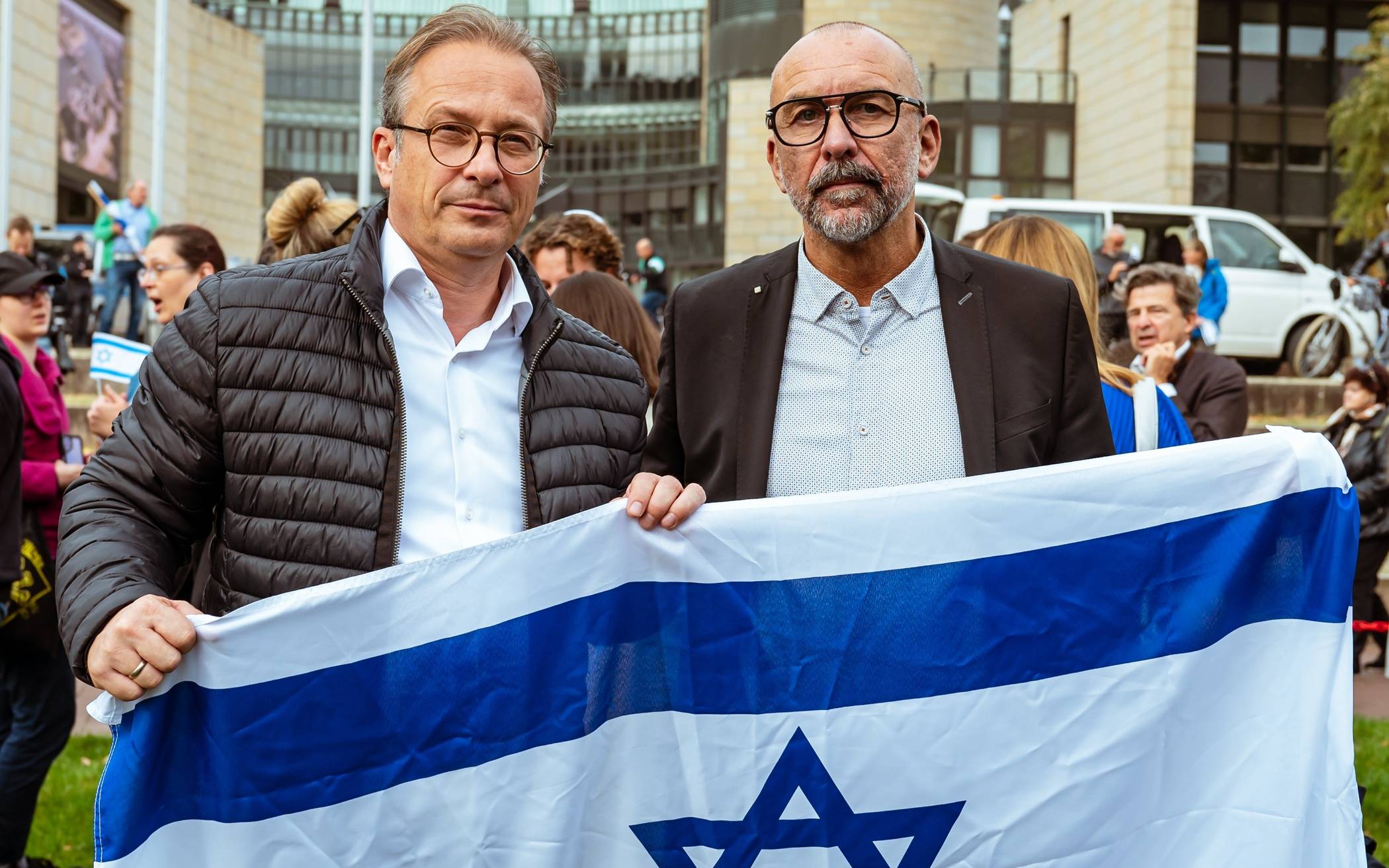   Bert Römgens (r.) und Reiner Breuer waren auch vor dem Landtag in Düsseldorf dabei, jetzt laden sie zur Kundgebung „Frieden für Israel“ in Neuss ein.  