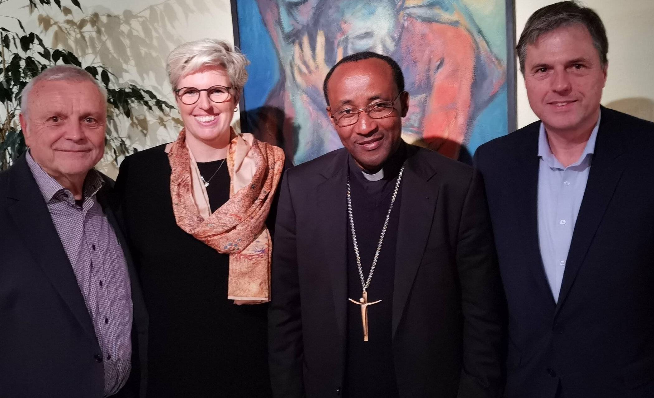  Von links: Carl-Wilhelm Bienefeld (1. Vorsitzender), Stephanie Bienefeld (2. Vorsitzende), Bischof Eduard Sinayobye und Horst Peters vom Lions Club.  