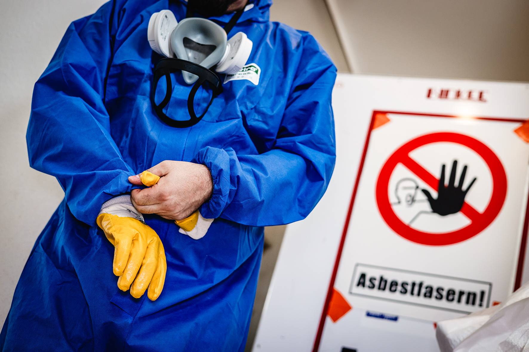 So läuft Asbest-Sanierung: Overall, Atemschutzmaske, Handschuhe