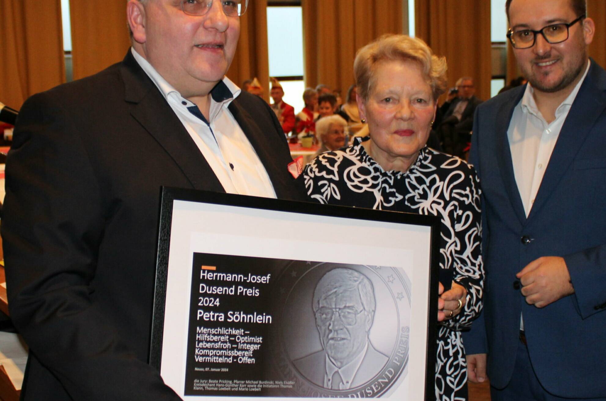  Thomas Klann (l.) und Mario Loebelt (r.) ehrten Petra Söhnlein mit dem Hermann-Josef-Dusend-Preis. 