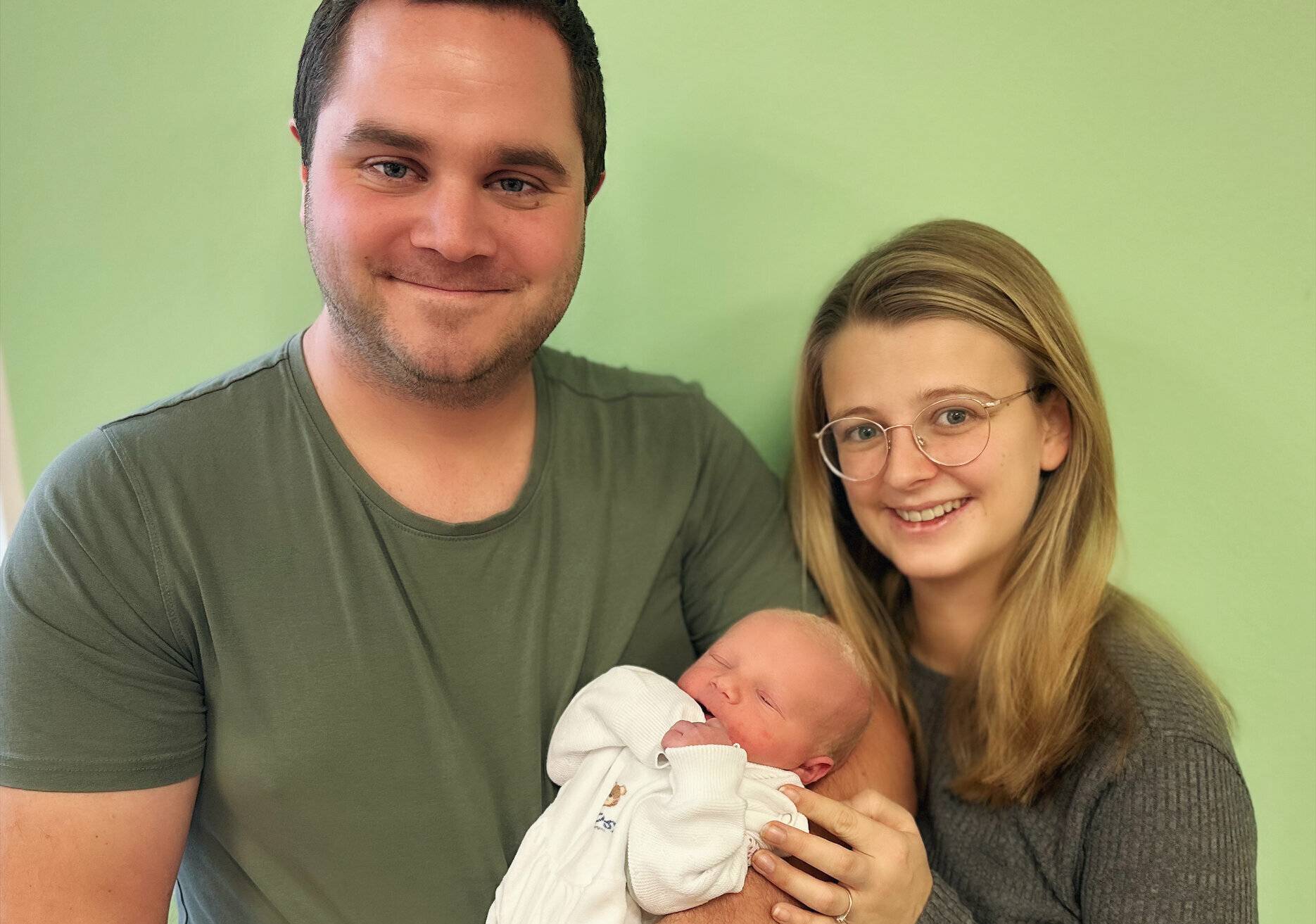 Der kleine Felix ist das Baby der Woche aus dem Lukaskrankenhaus. Hier ist er mit Papa René Langner und Mama Jennifer.   